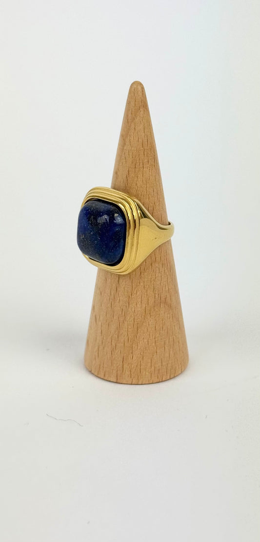 Anel aço dourado com pedra marmoreada tons azul-escuro