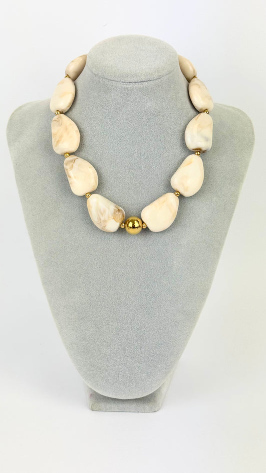 Colar peças em acrílico creme