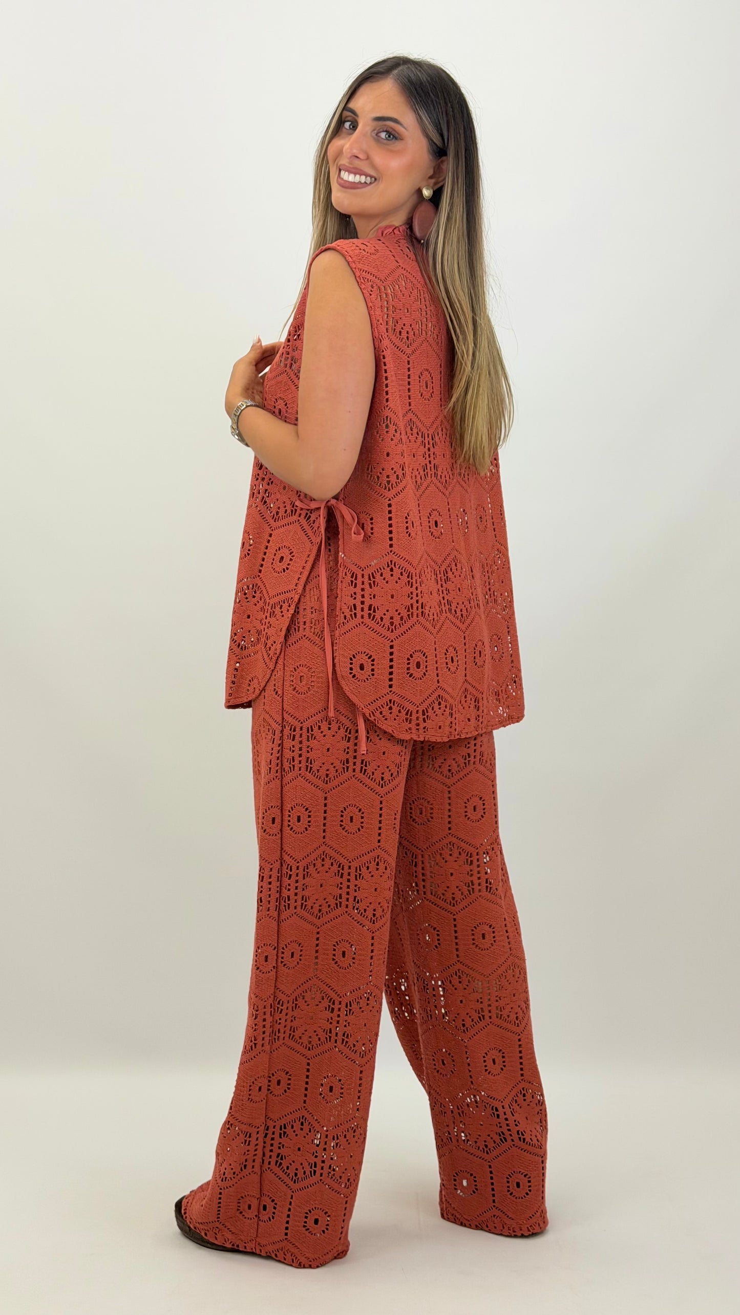 Conjunto colete e calça croché telha