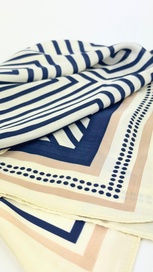 Lenço pequeno fundo creme estampado geométrico azul-marinho e bege