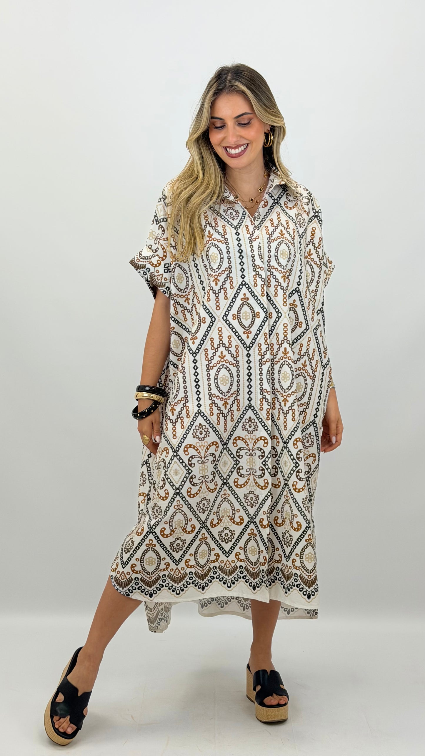 Vestido largo em algodão com estampado tons telha, castanho e preto