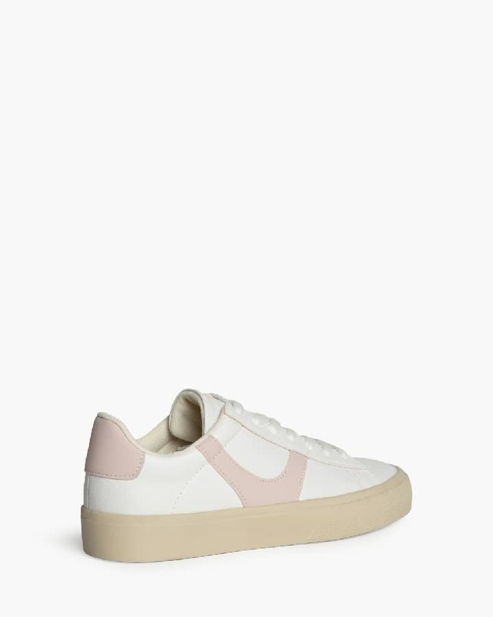 Sapatilha branca com lista rosa-bebé