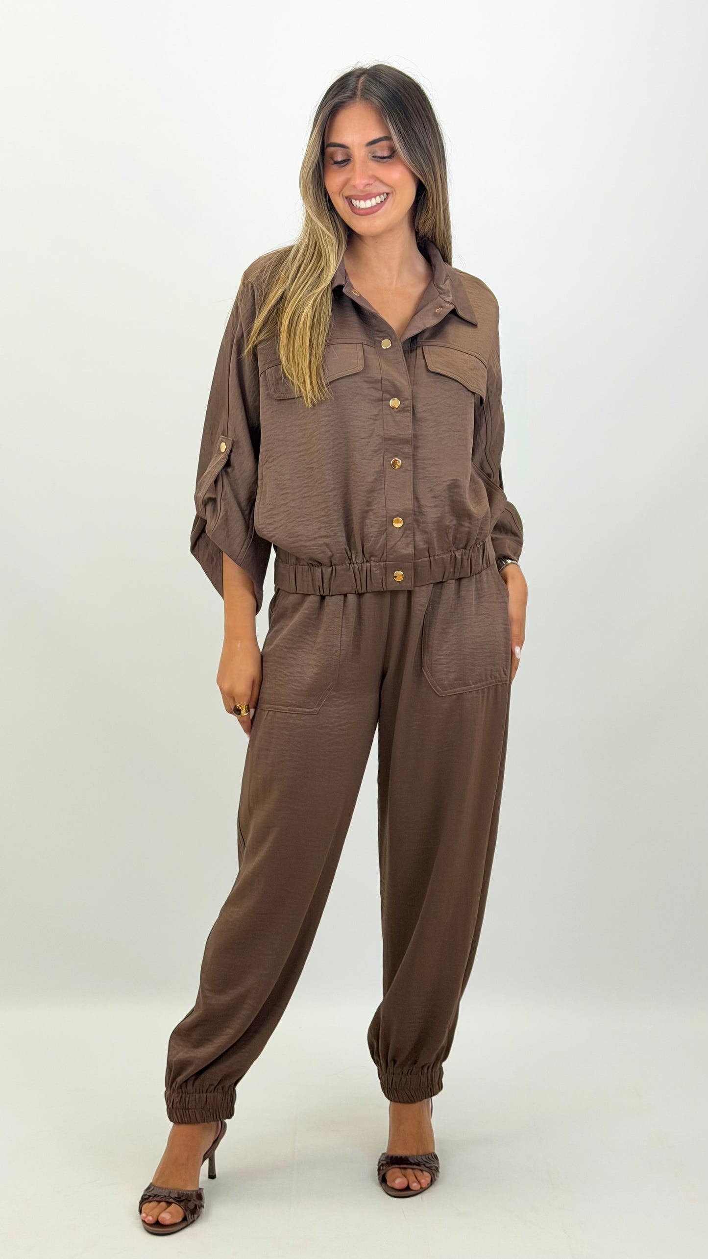 Conjunto bomber e calça com elástico castanho