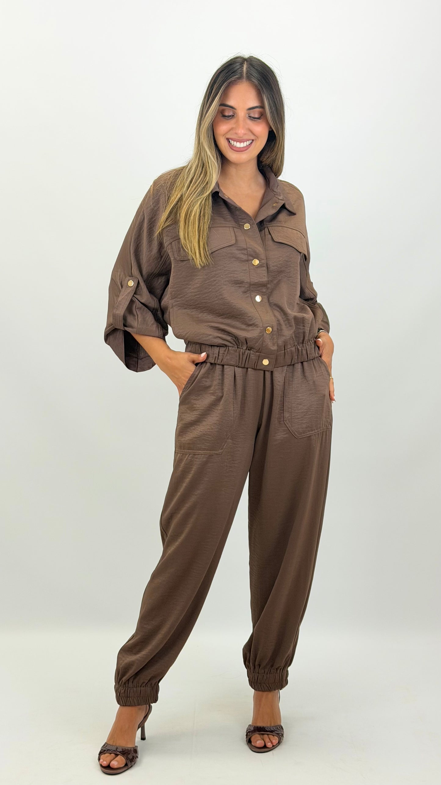 Conjunto bomber e calça com elástico castanho