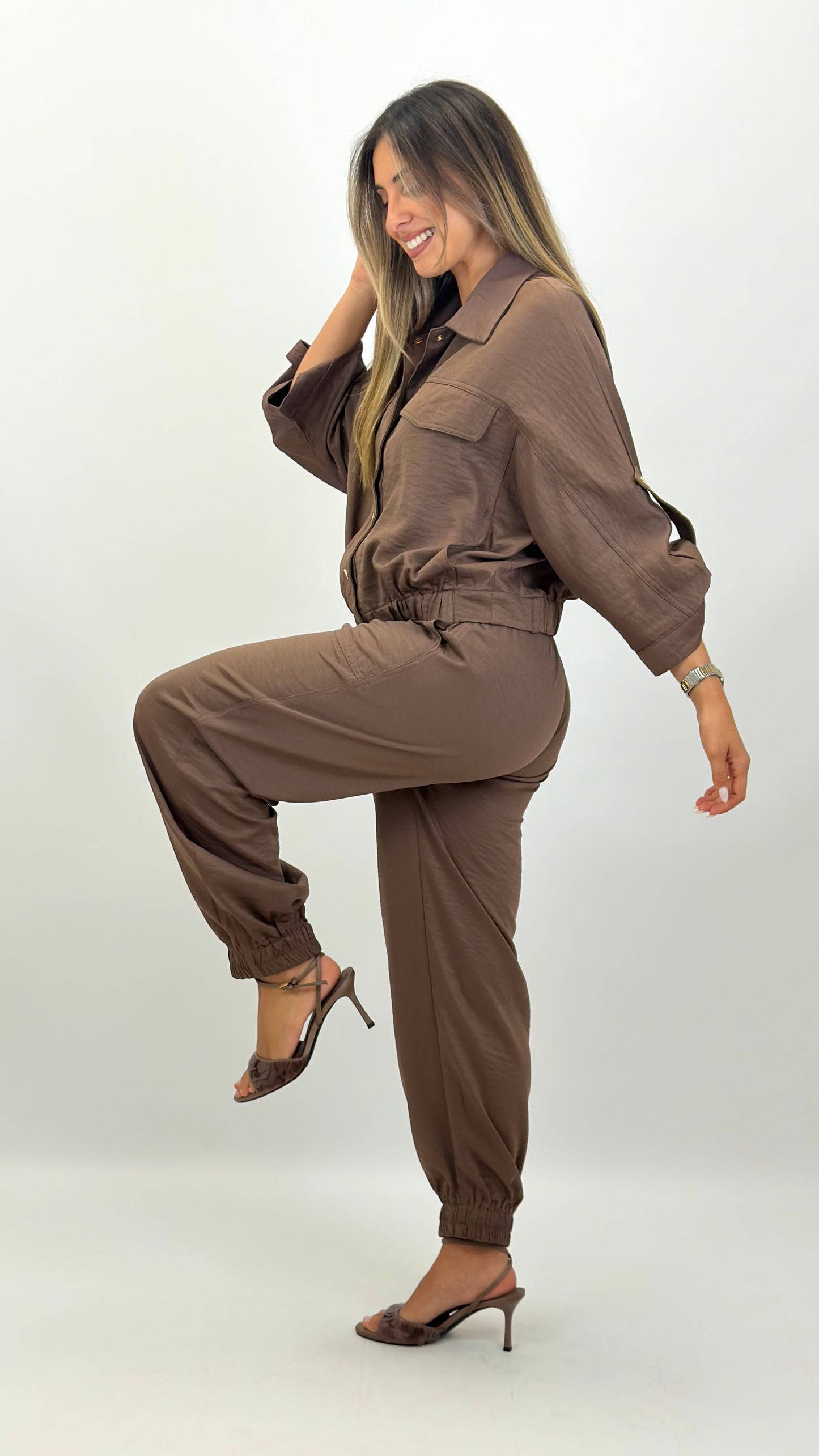 Conjunto bomber e calça com elástico castanho