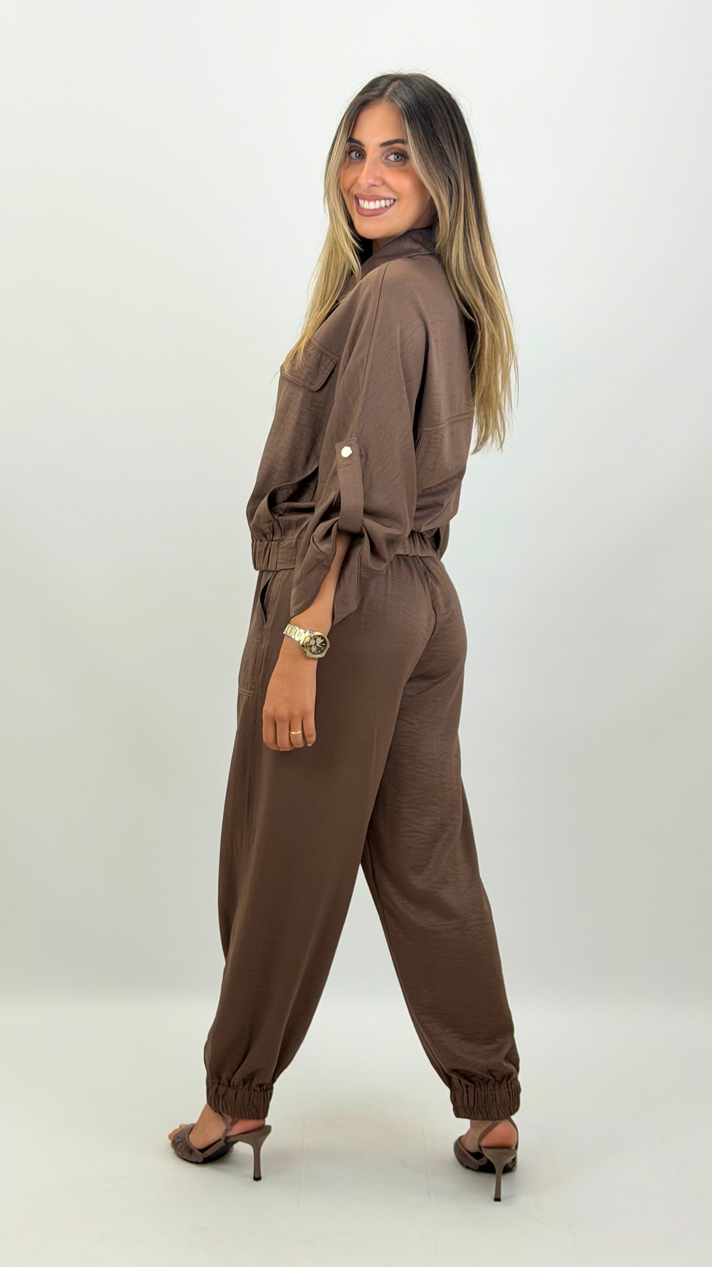 Conjunto bomber e calça com elástico castanho