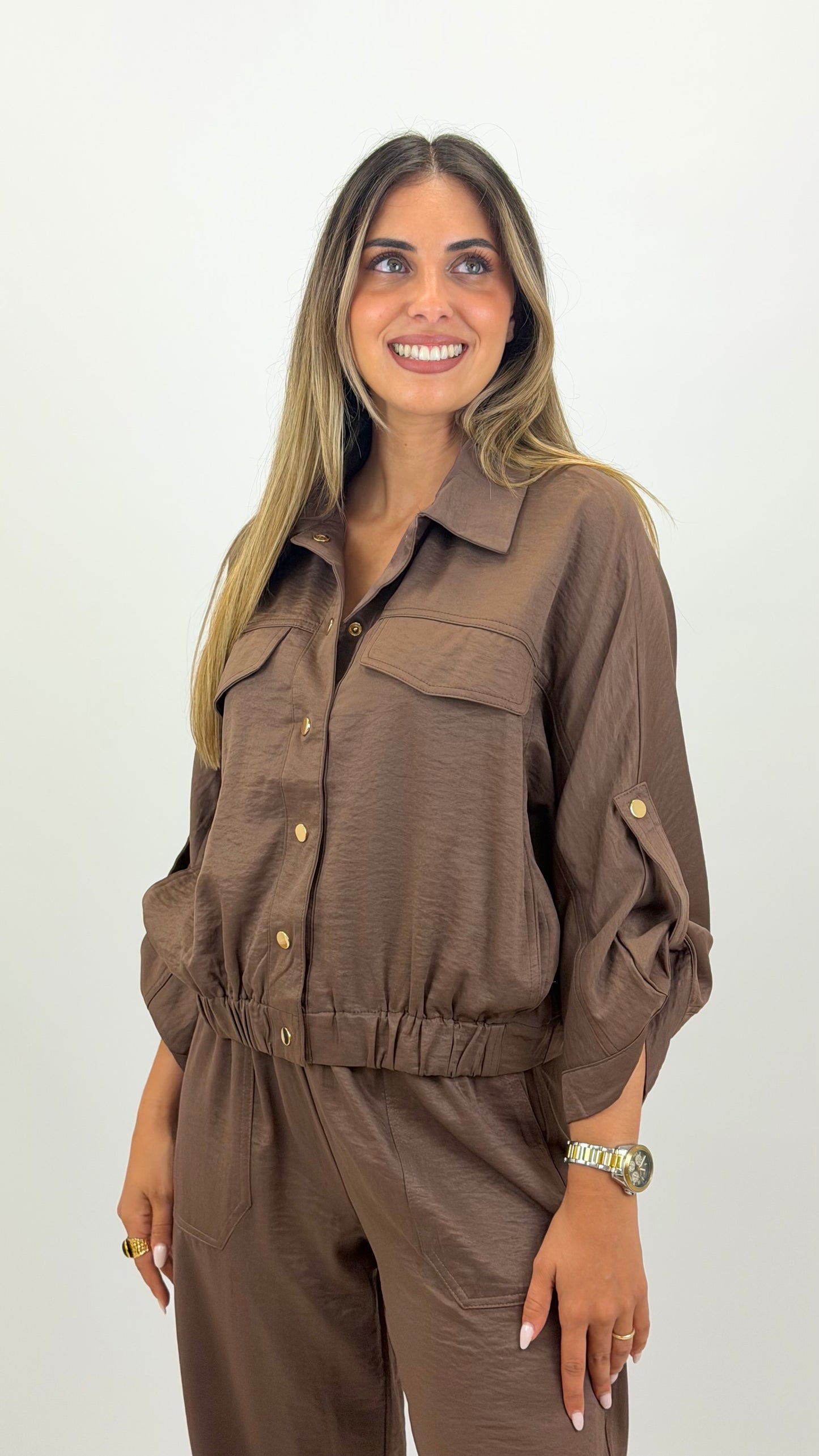 Conjunto bomber e calça com elástico castanho