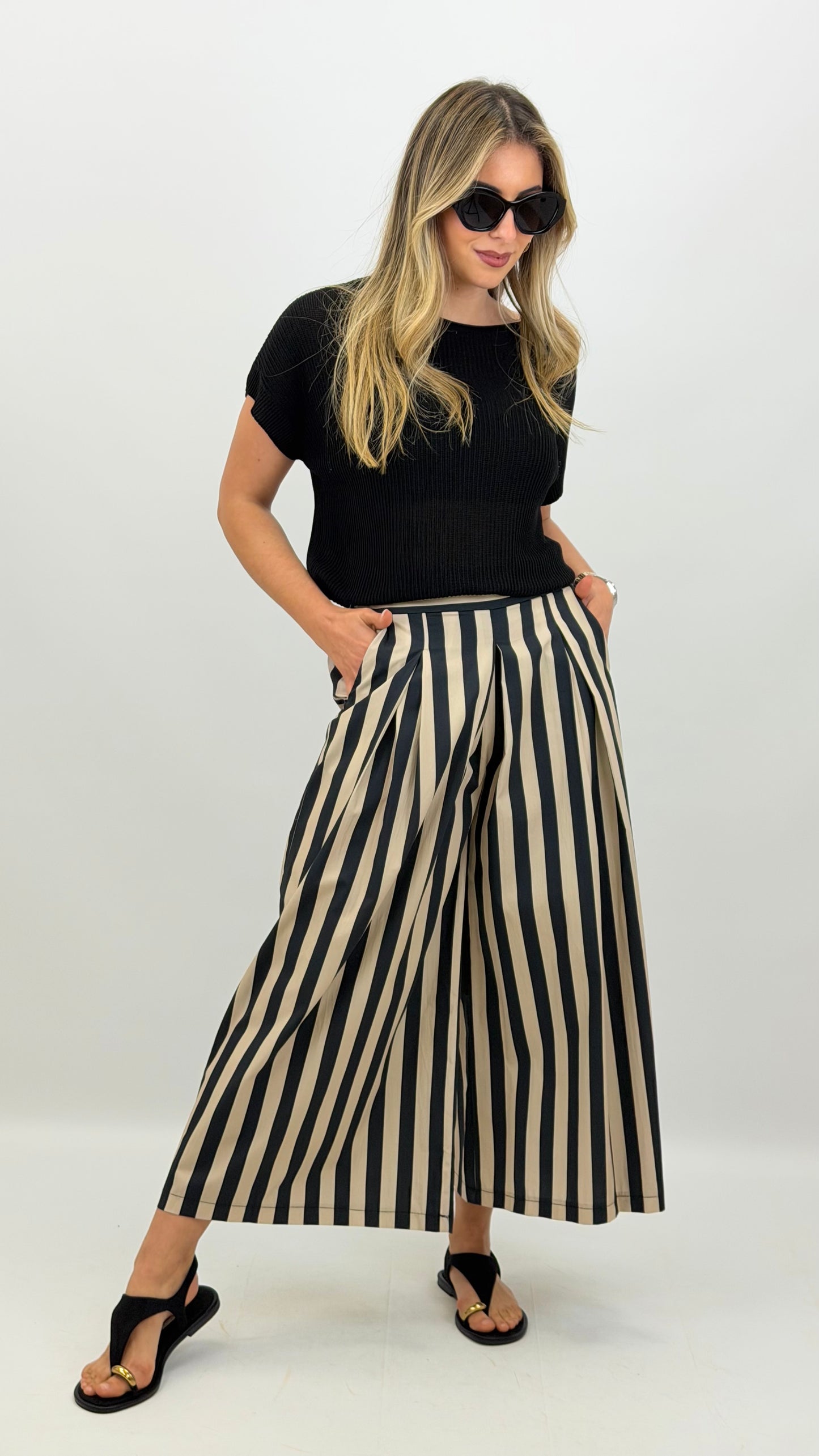 Bermudas tecido fresco lista preta e taupe