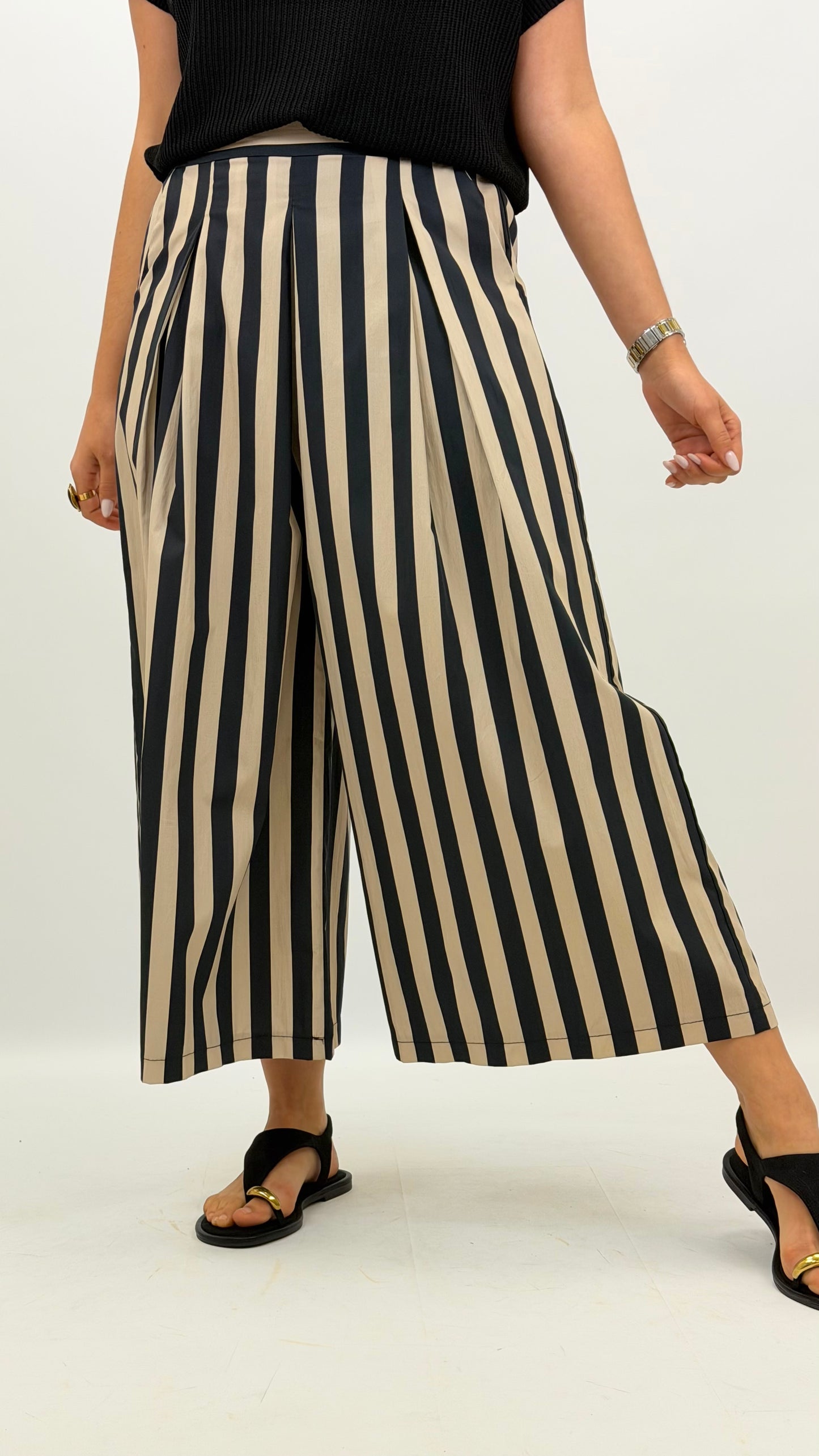 Bermudas tecido fresco lista preta e taupe