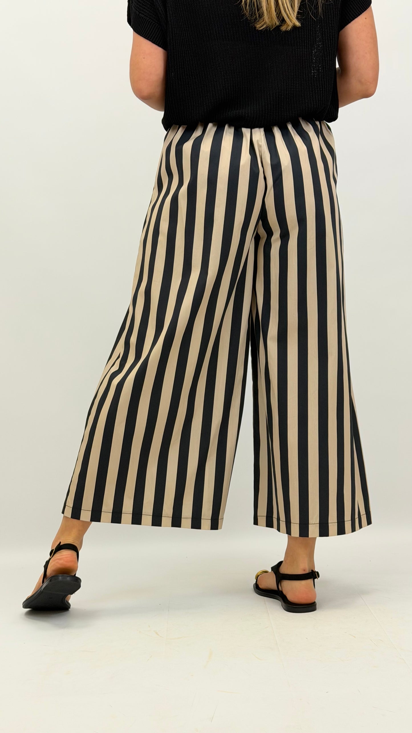 Bermudas tecido fresco lista preta e taupe