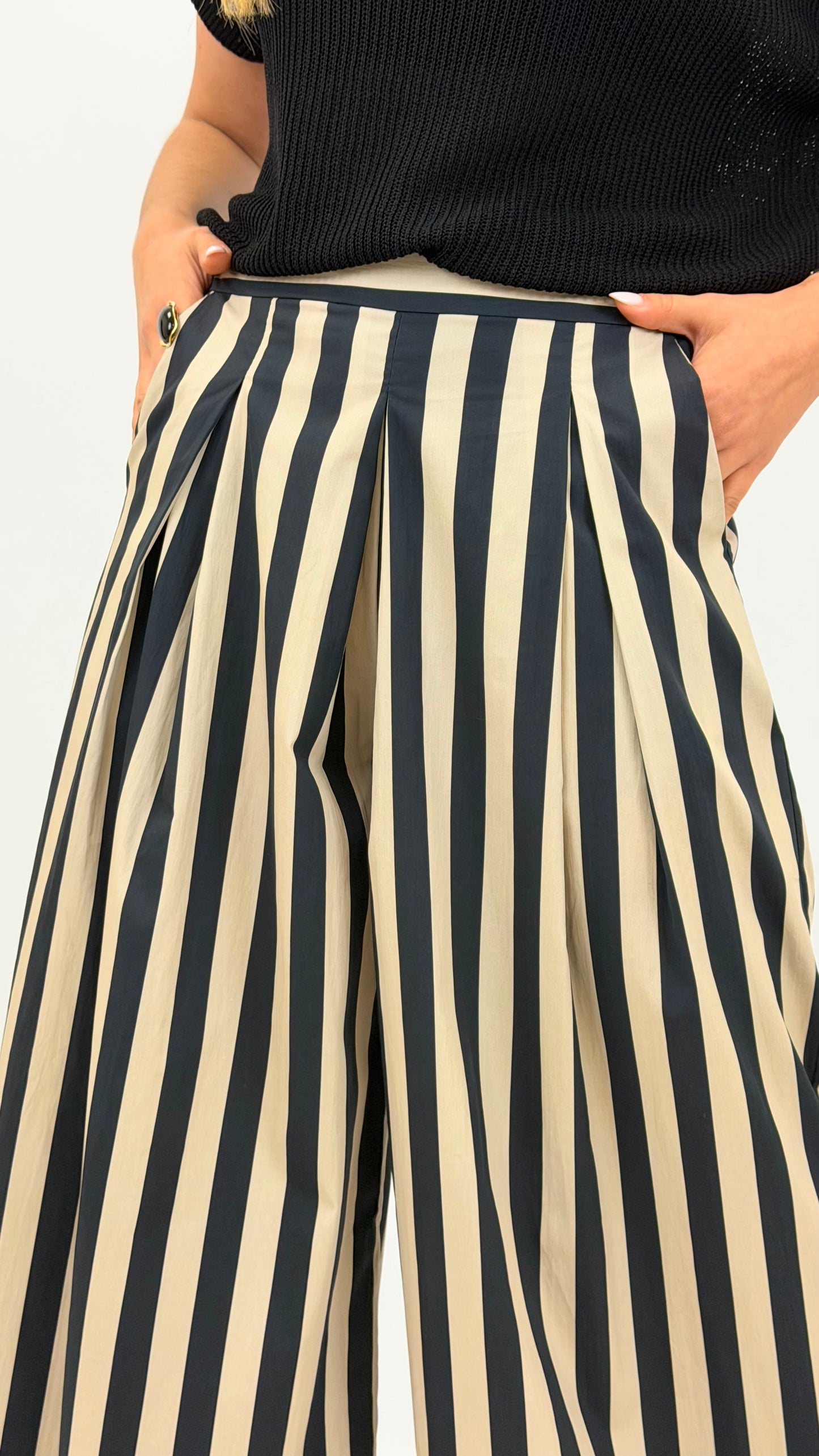 Bermudas tecido fresco lista preta e taupe