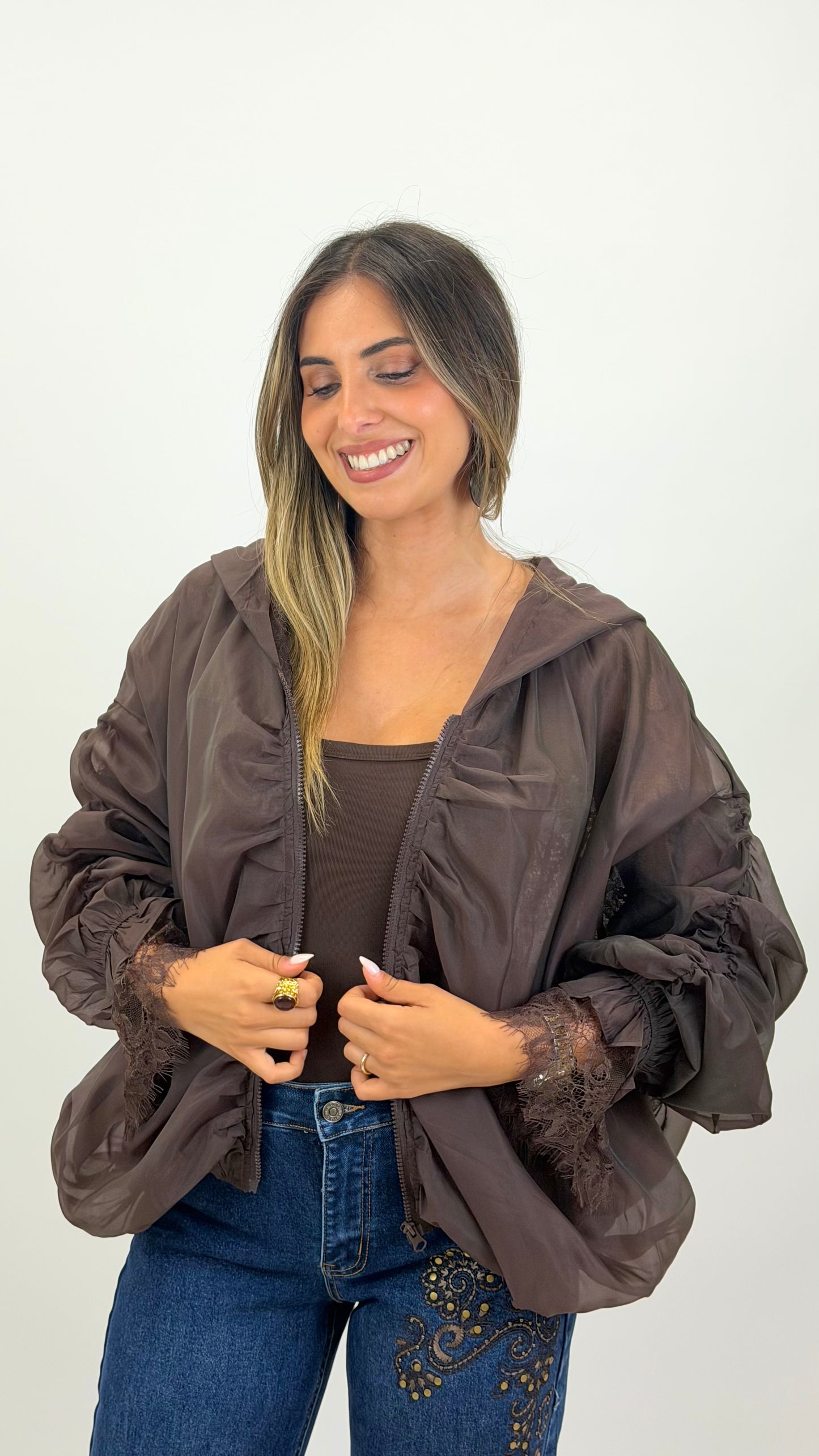 Casaco fino castanho com renda