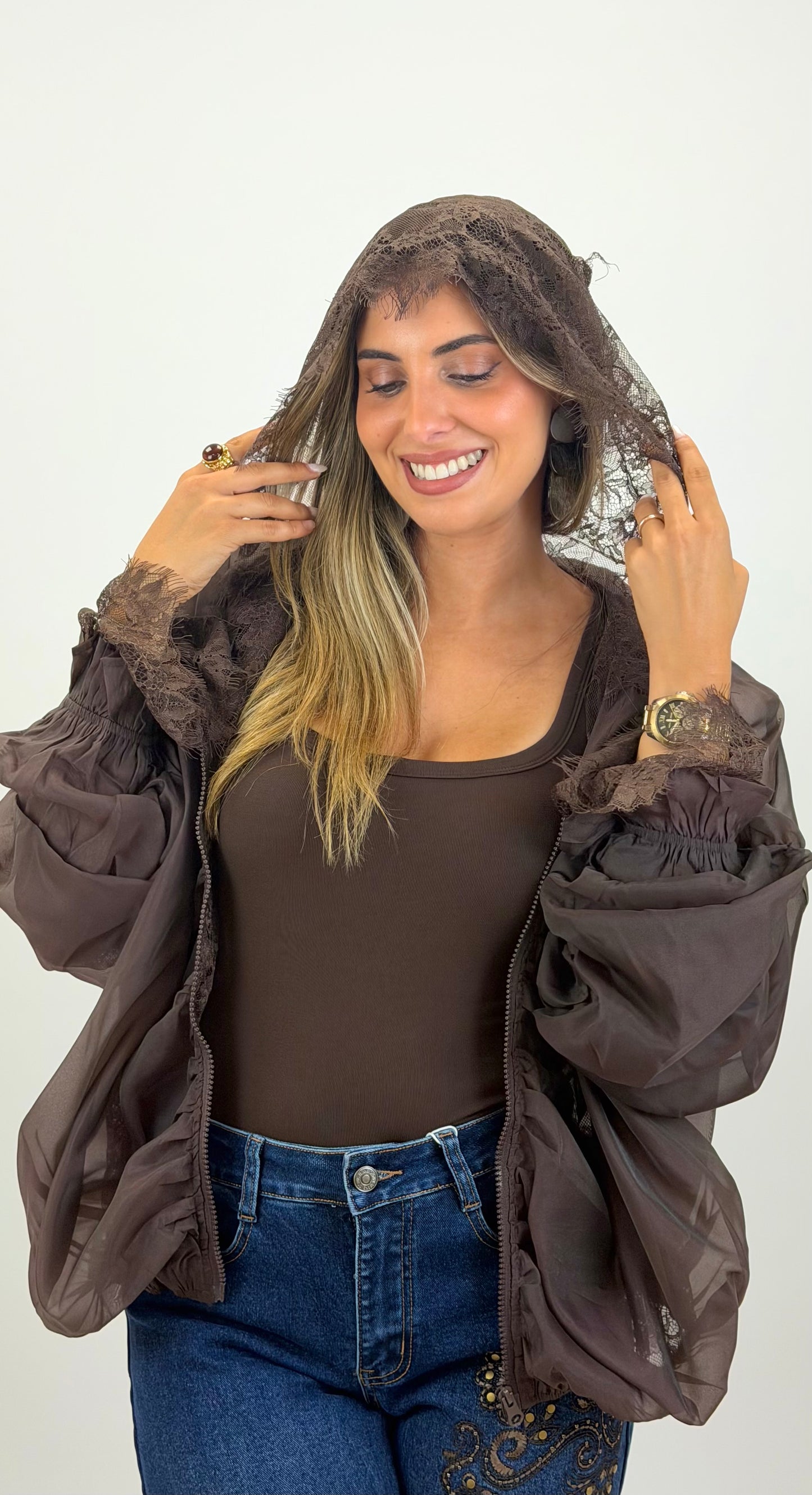 Casaco fino castanho com renda