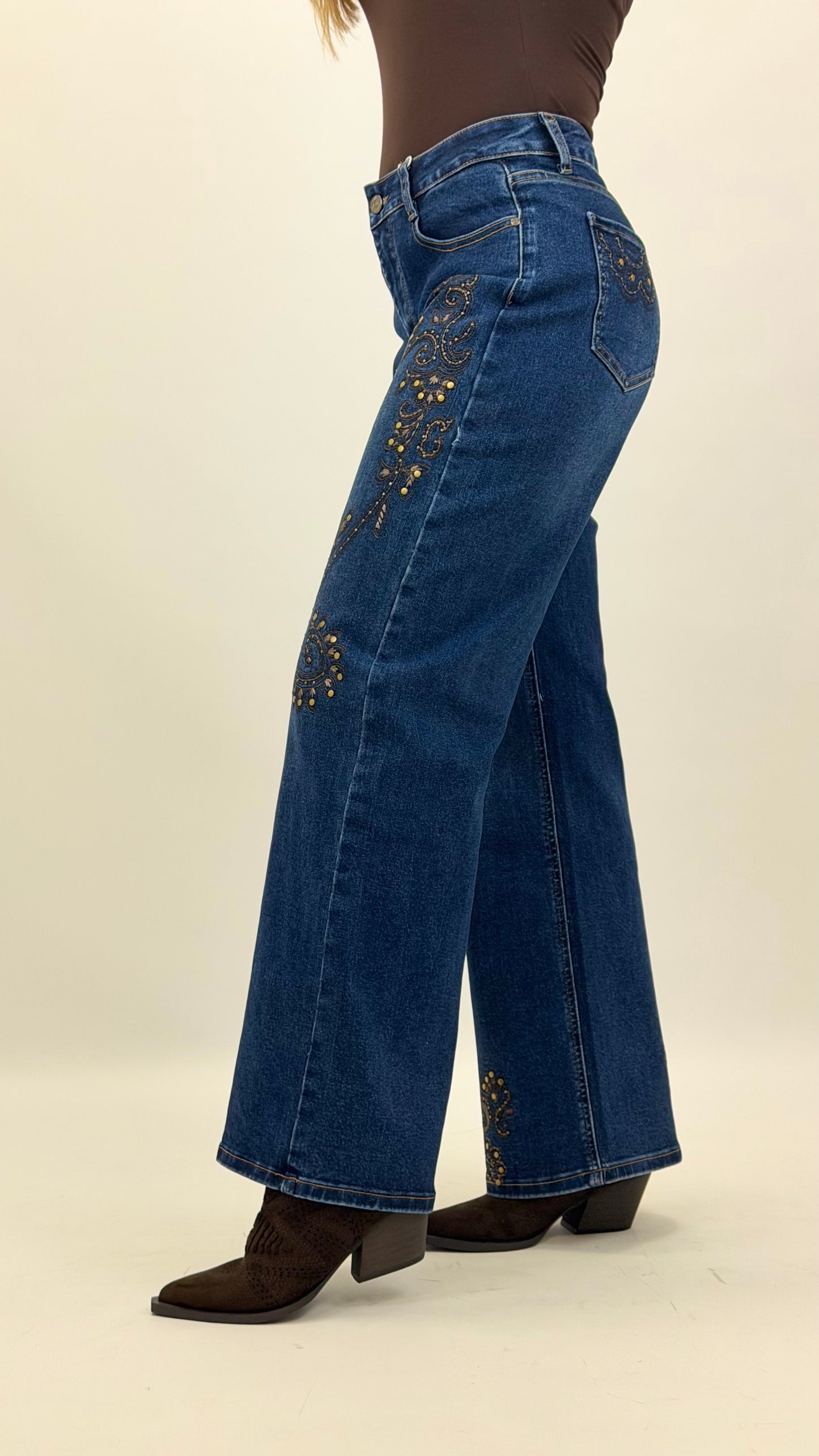 Calças ganga wide-leg bordado castanho com tachas
