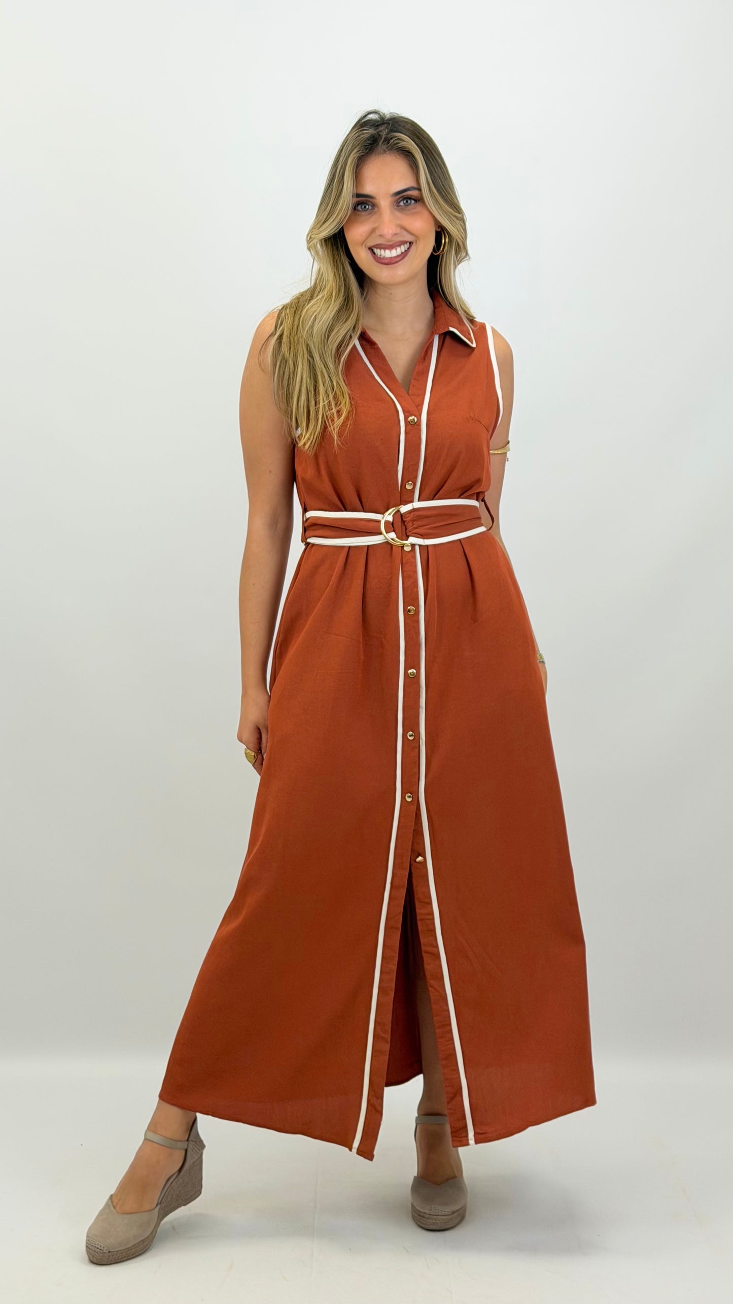 Vestido midi cavado terracotta com debrum perola