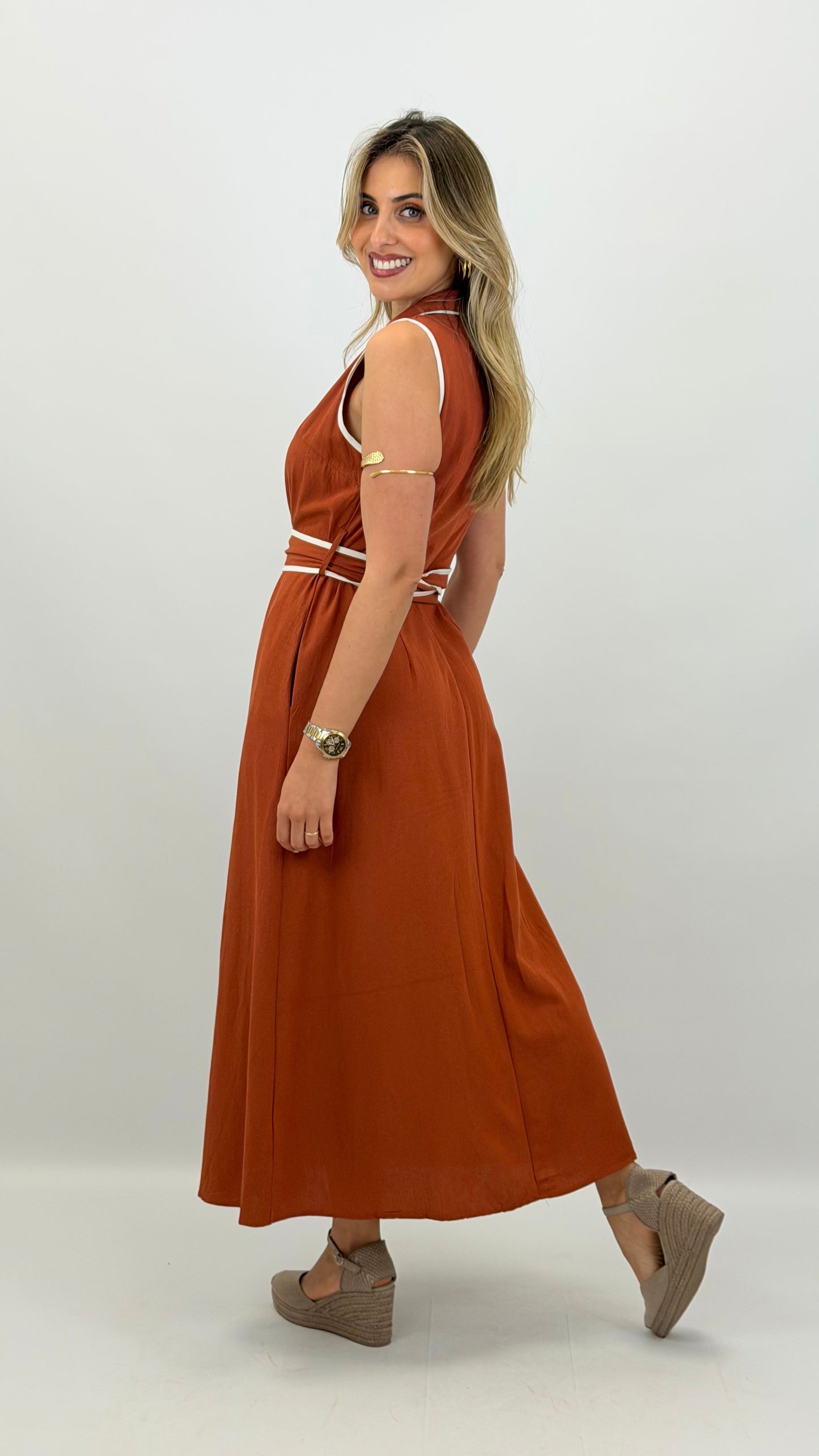 Vestido midi cavado terracotta com debrum perola