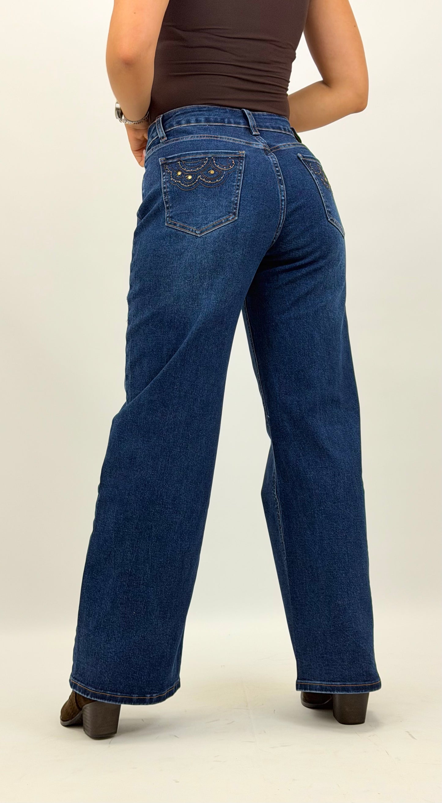 Calças ganga wide-leg bordado castanho com tachas