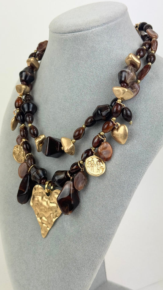 Colar acrílicos castanho e camel com coração dourado