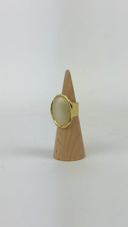 Anel dourado com pedra grande bege