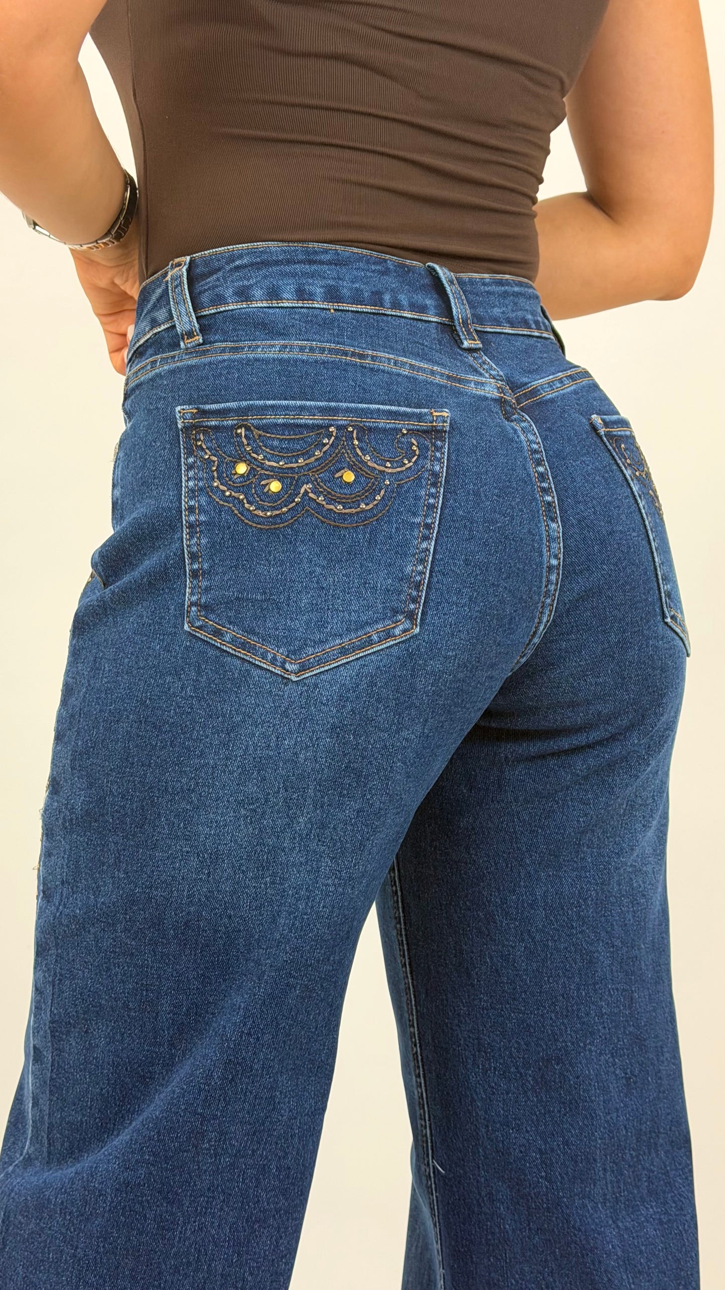 Calças ganga wide-leg bordado castanho com tachas