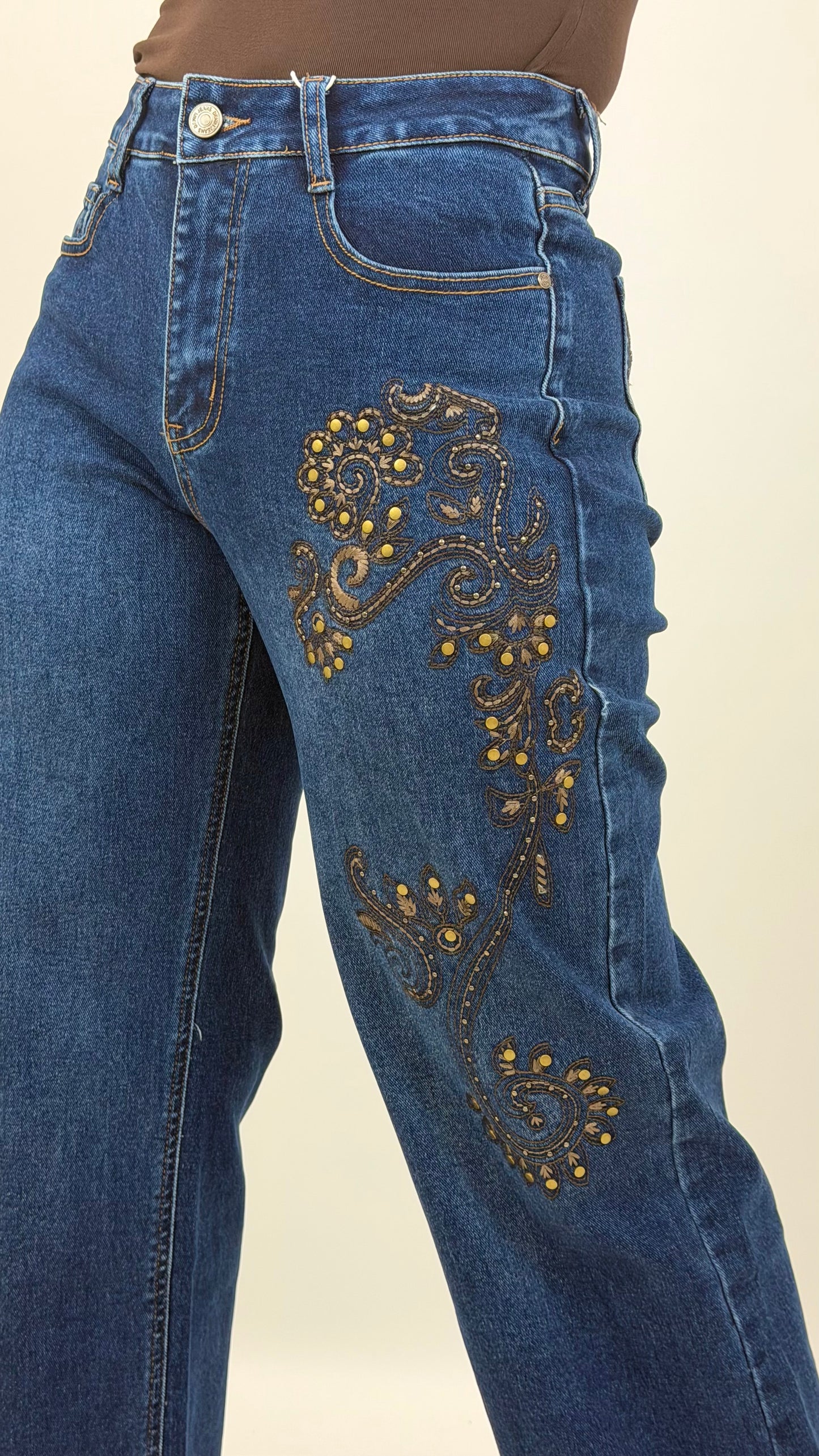 Calças ganga wide-leg bordado castanho com tachas