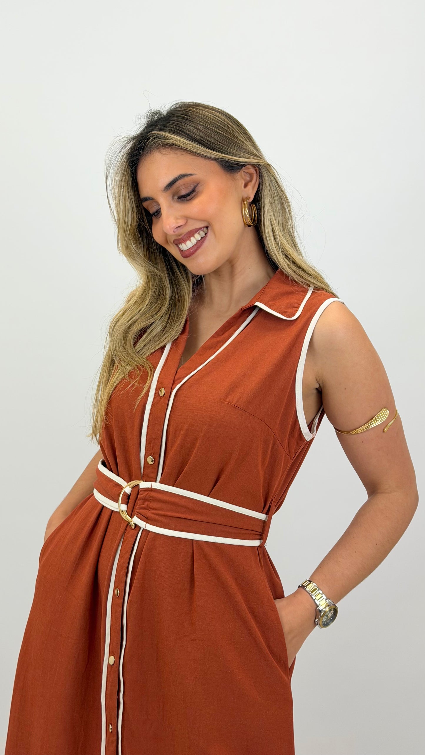 Vestido midi cavado terracotta com debrum perola