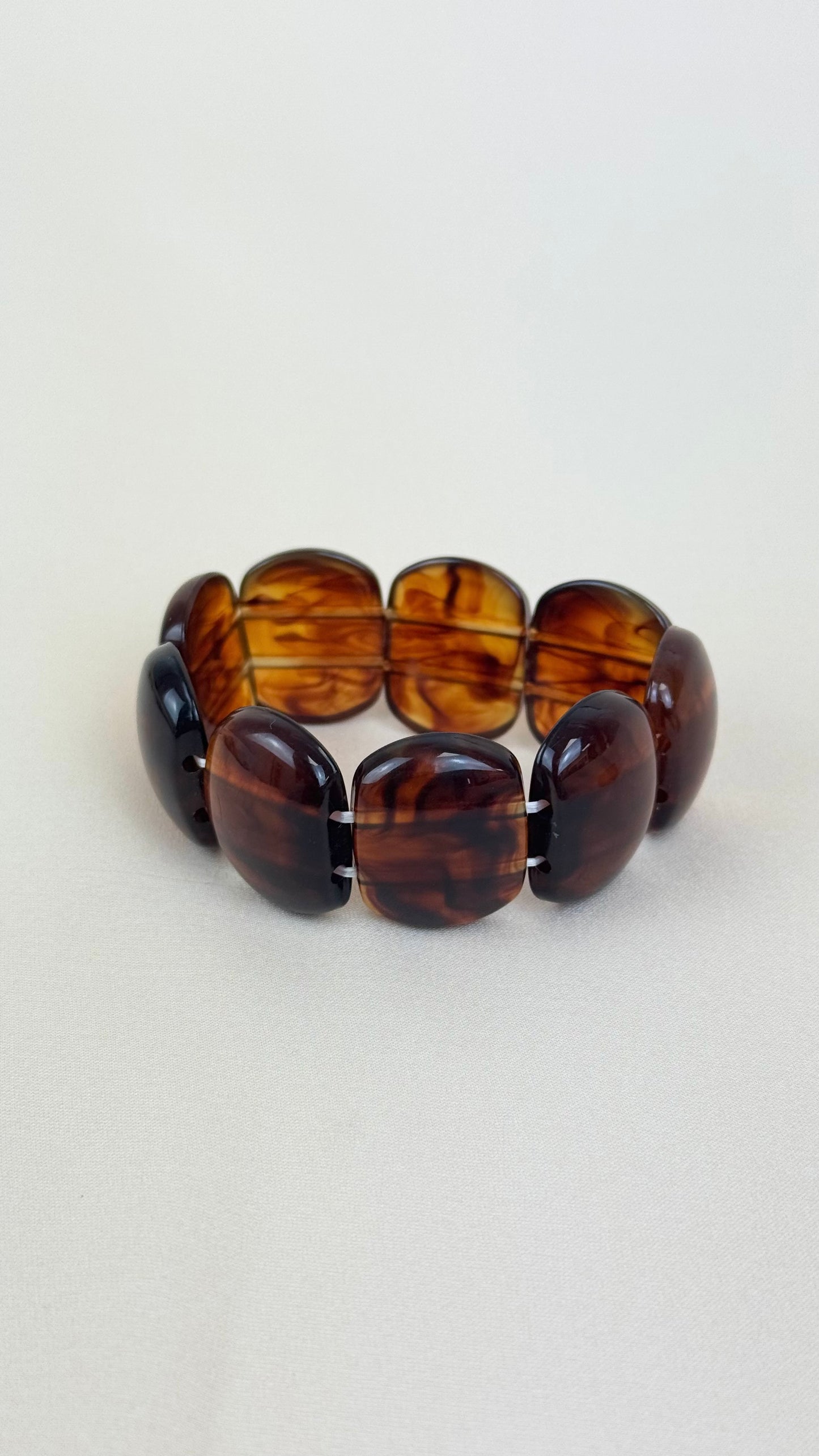 Pulseira acrílico cor castanho
