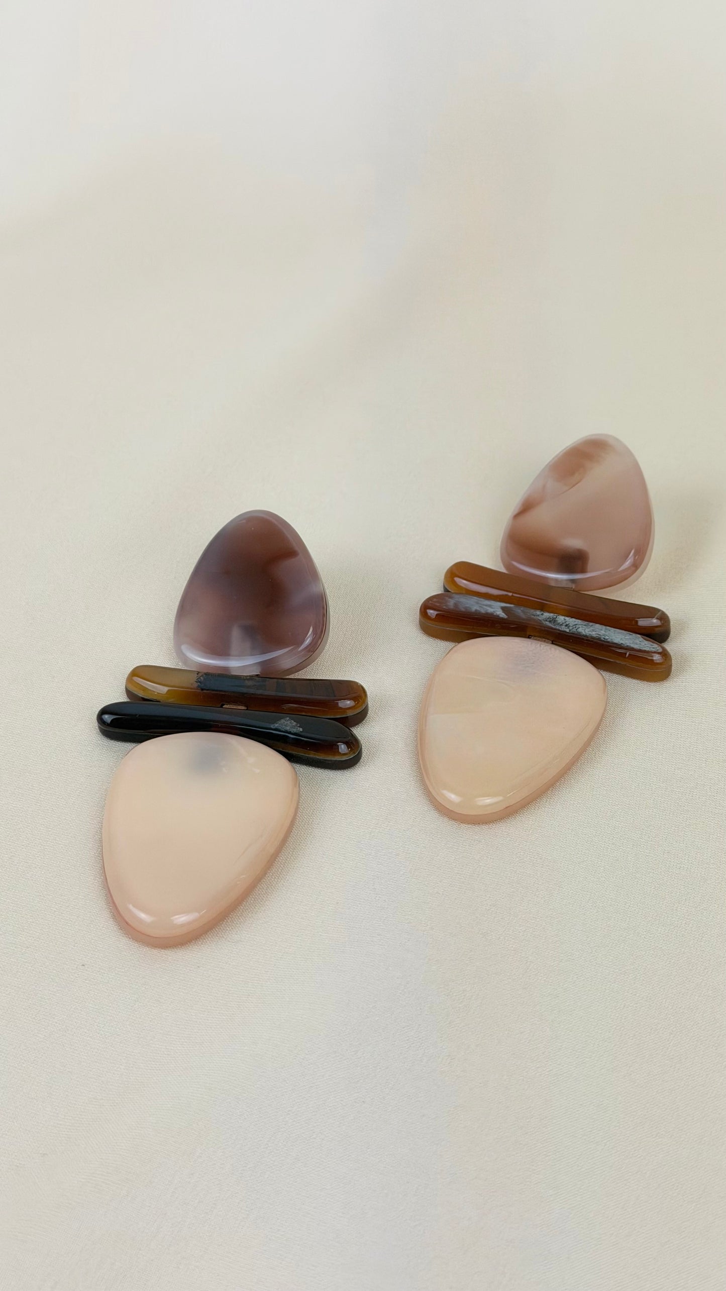 Brincos acrílicos tons creme e castanho