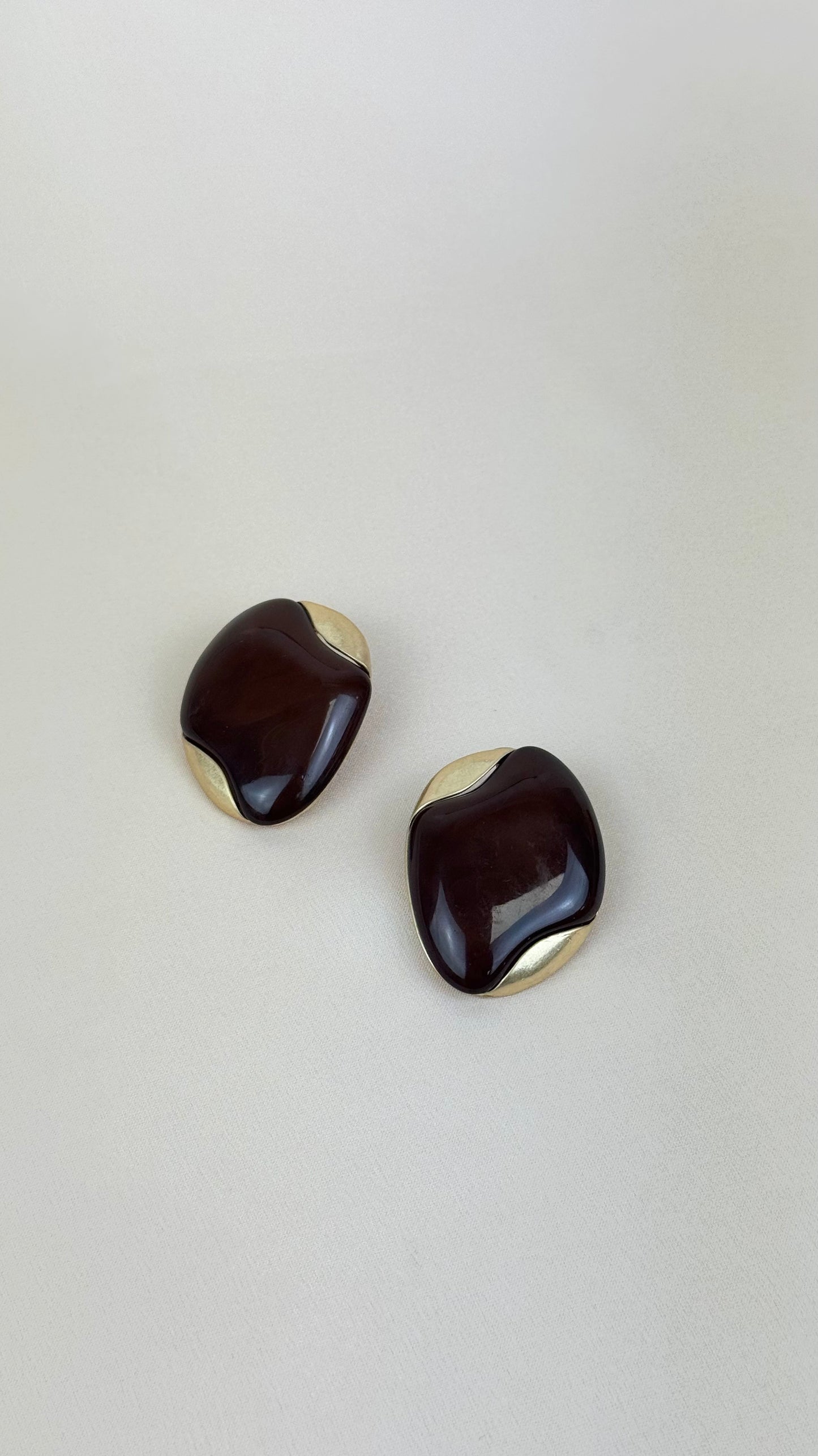 Brincos dourado e acrílico castanho