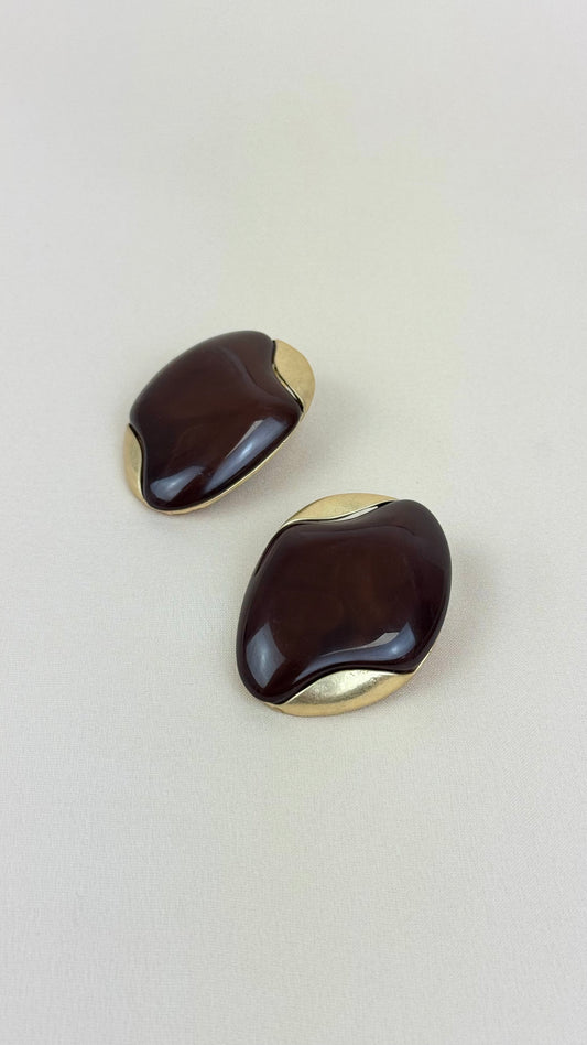 Brincos dourado e acrílico castanho