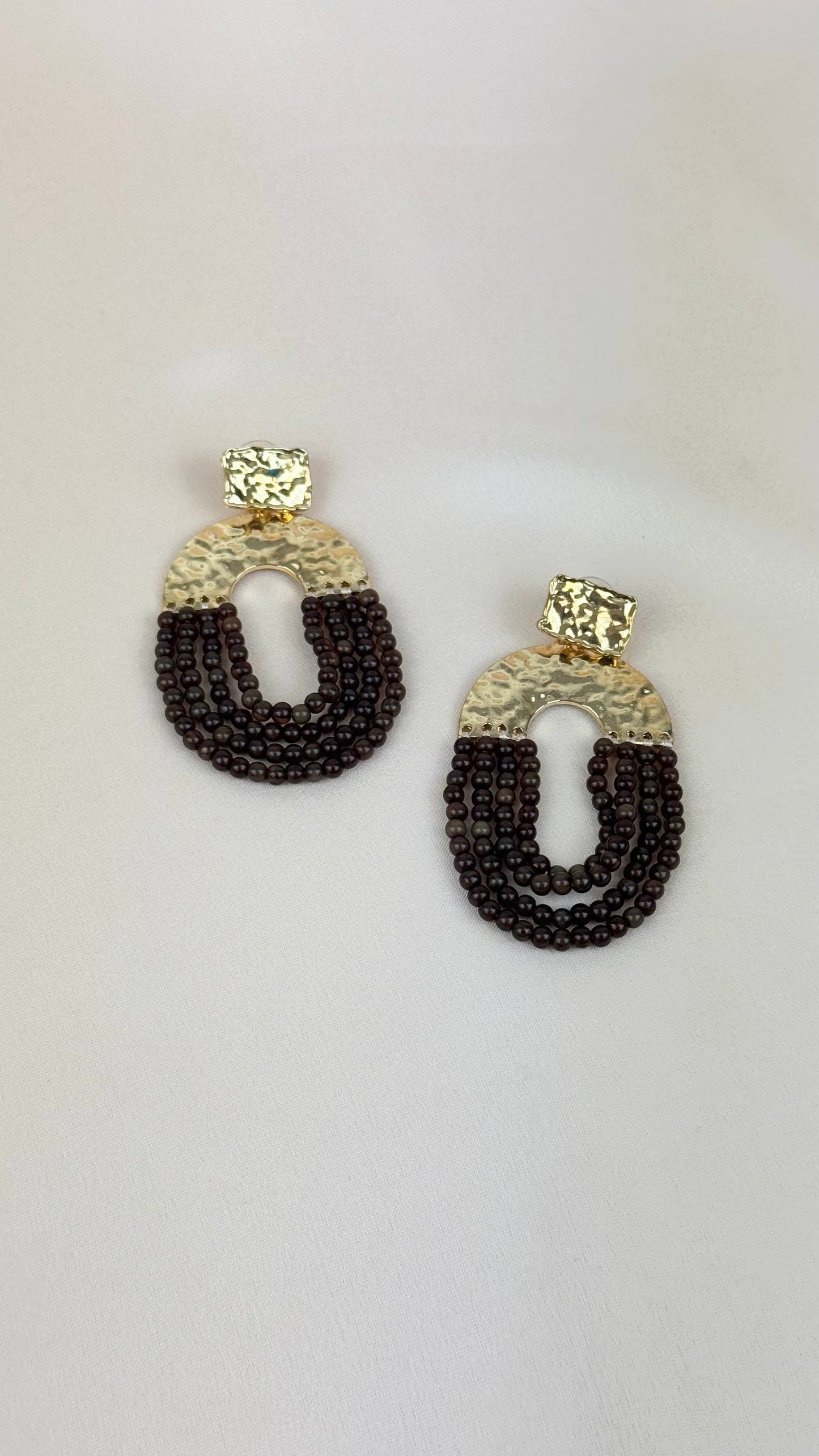 Brincos missangas castanhas com dourado martelado