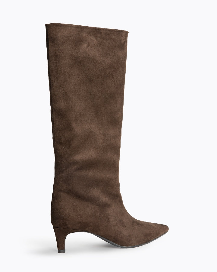 Bota cano-alto tacão kitten castanho