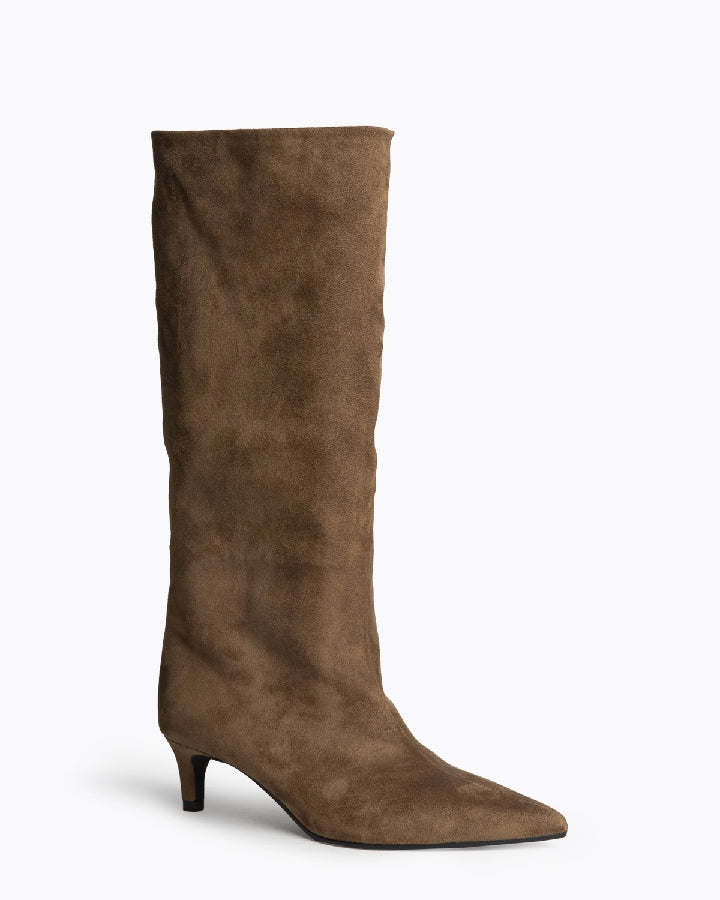 Bota cano-alto tacão kitten camel