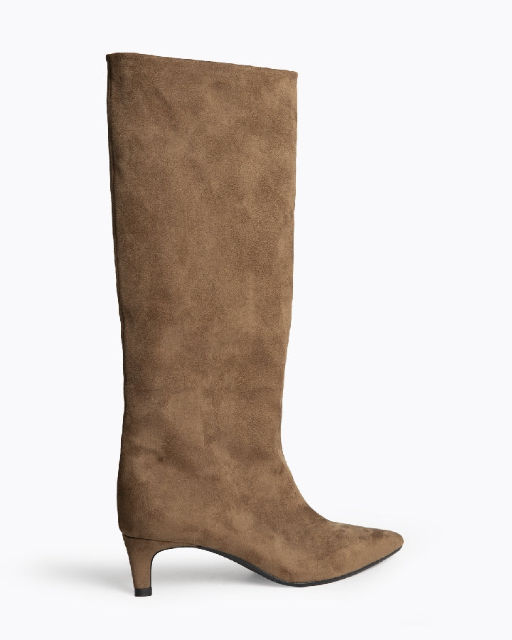 Bota cano-alto tacão kitten camel