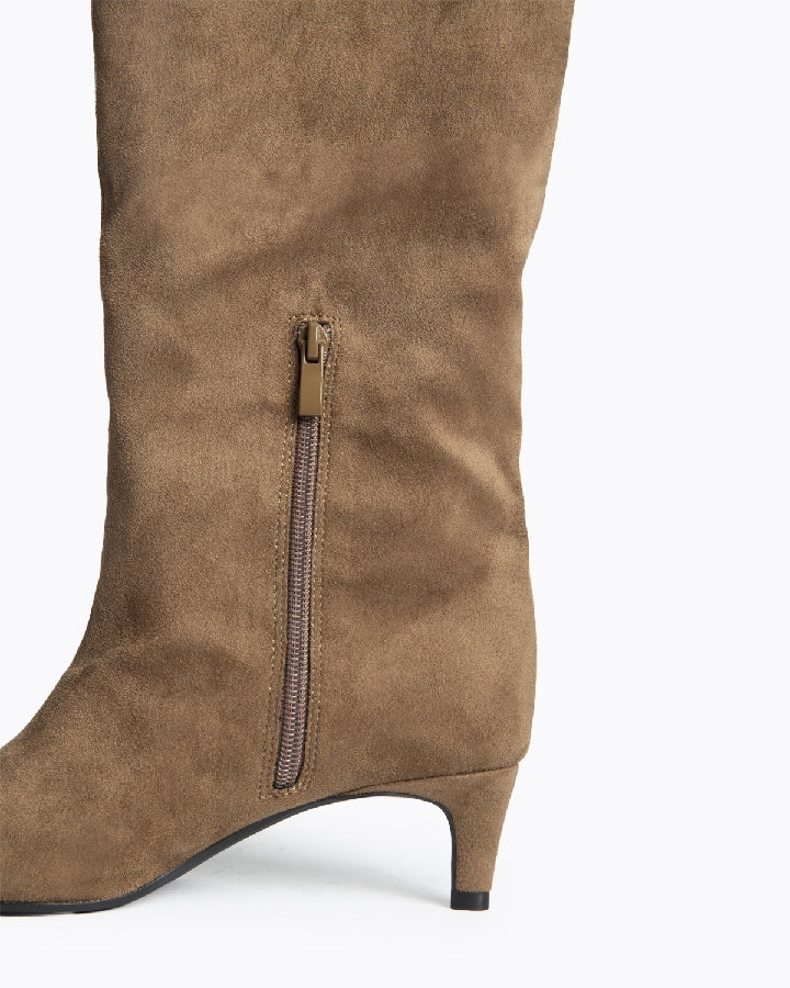 Bota cano-alto tacão kitten camel