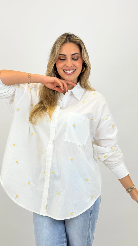 Camisa algodão branca com flores bordadas amarelas