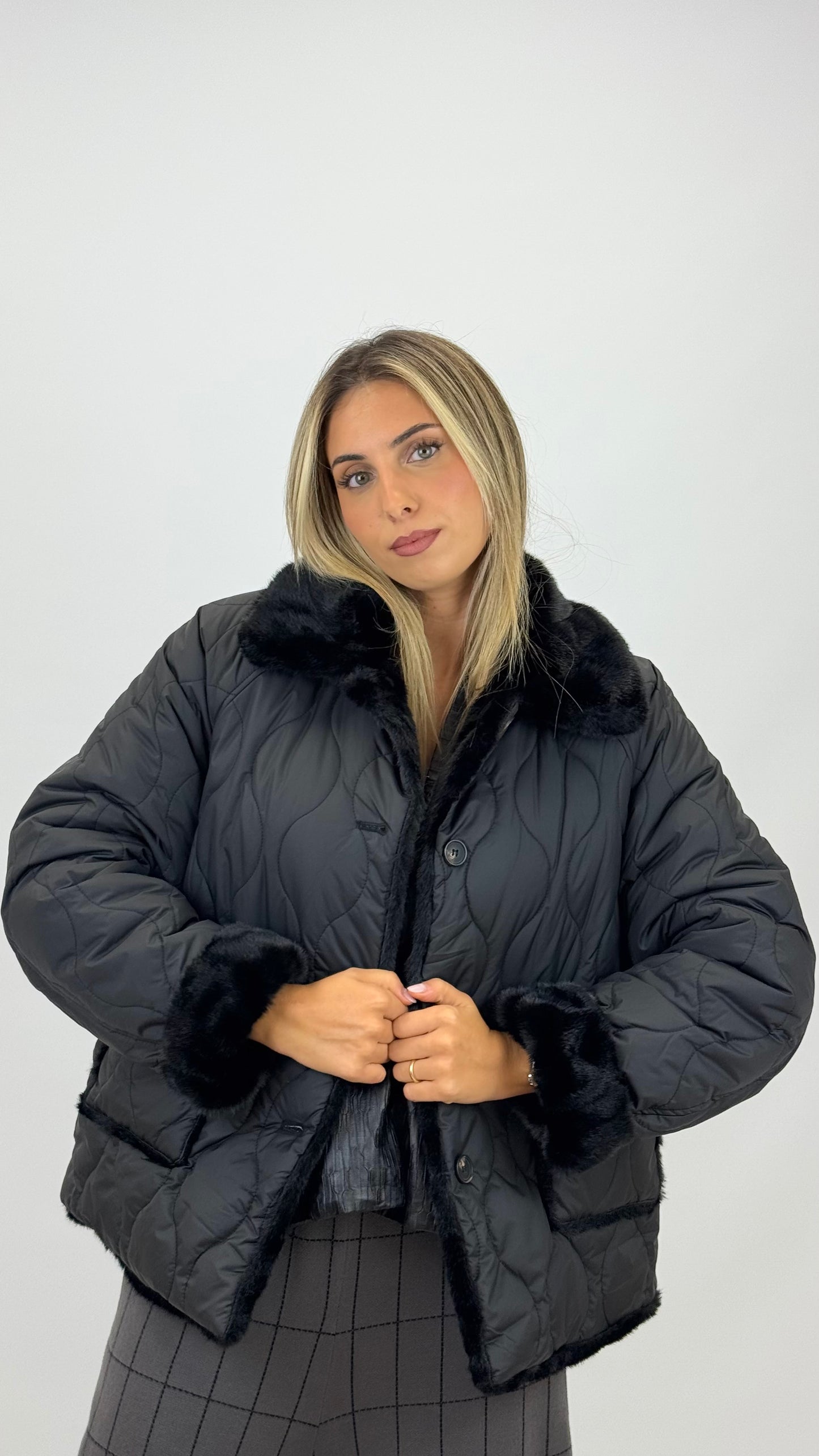 Casaco reversível preto com pêlo
