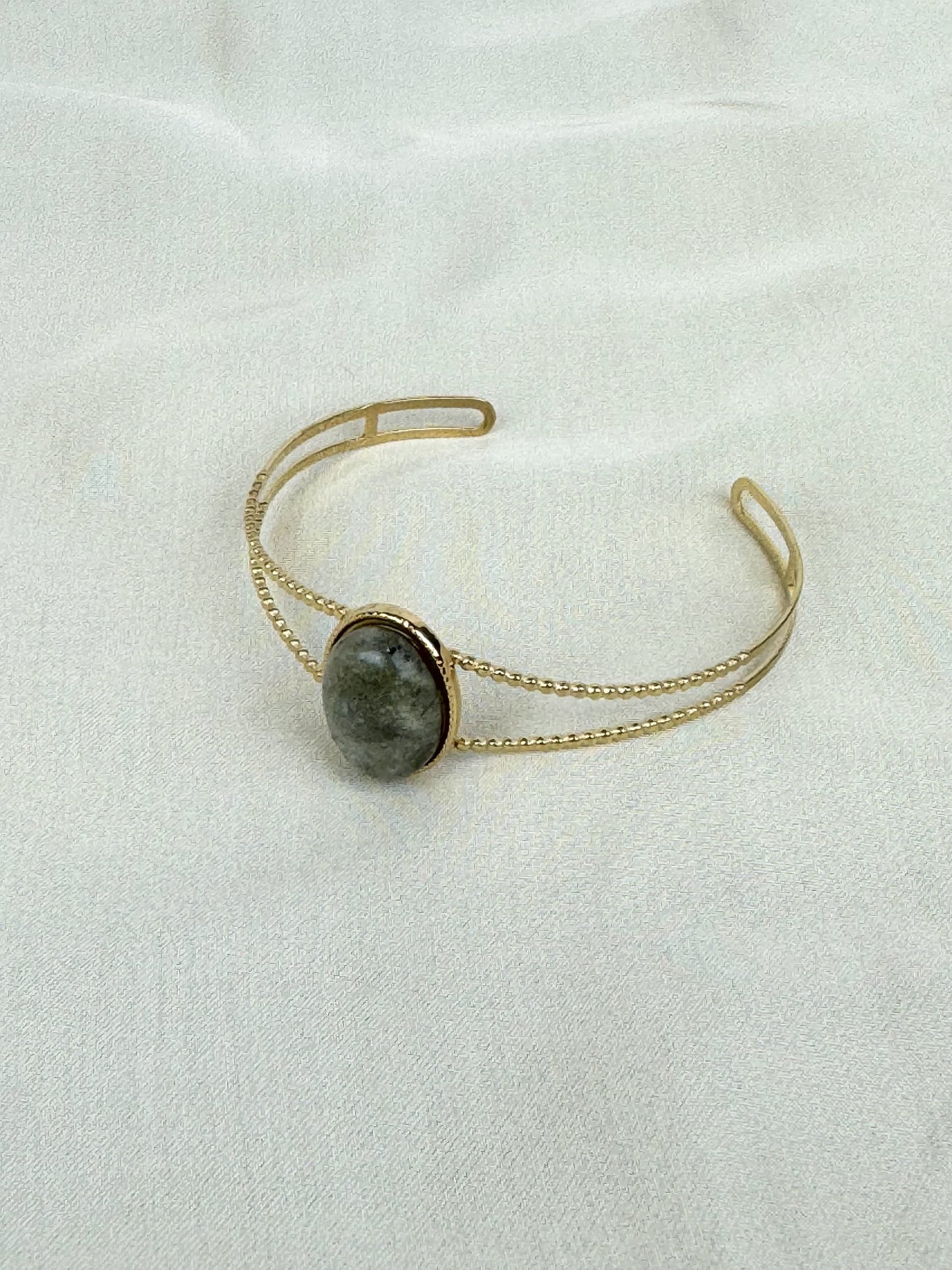 Escrava aço dourado com pedra verde