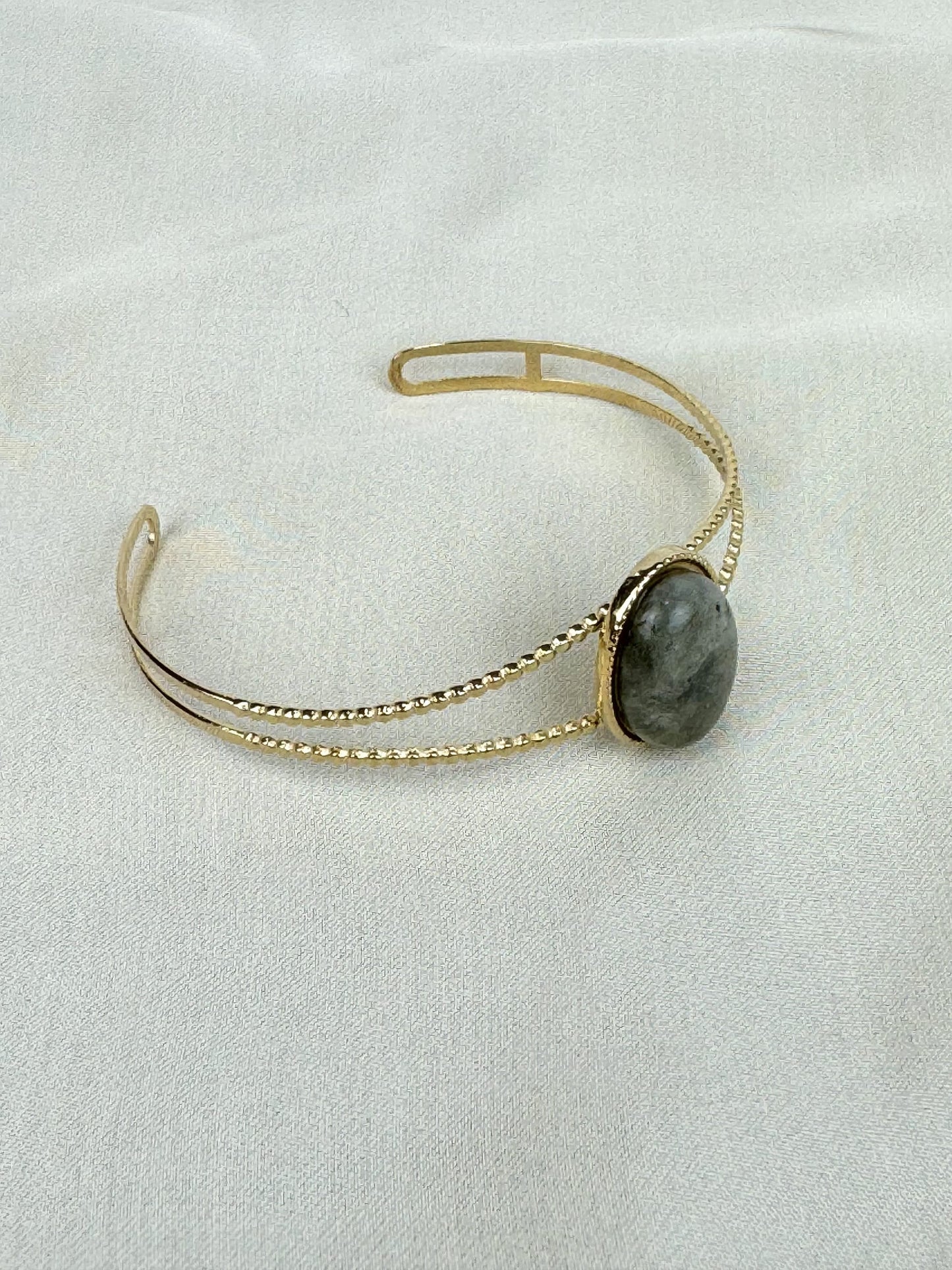 Escrava aço dourado com pedra verde