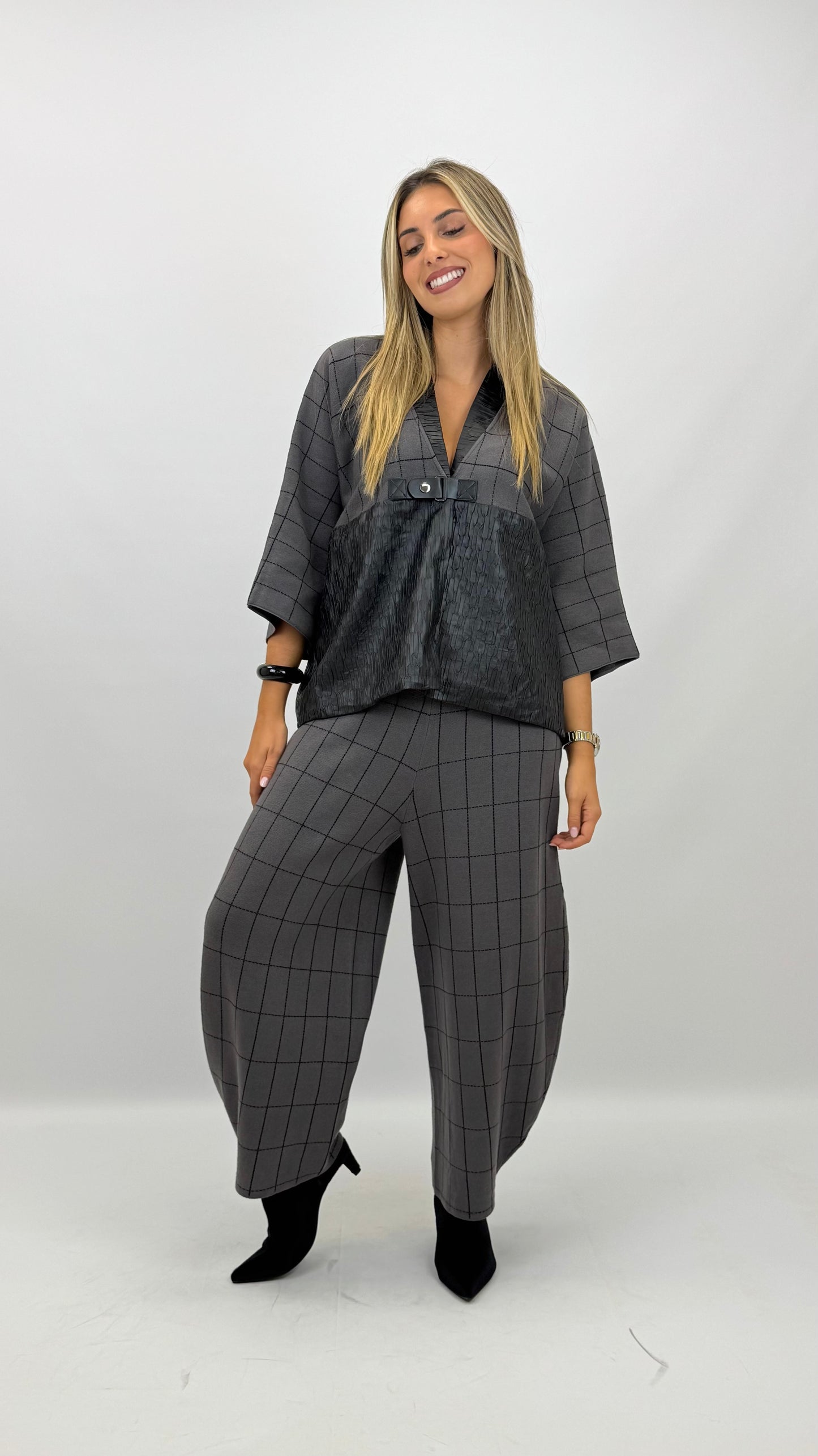 Conjunto malha cinza e preto com detalhes eco-pele