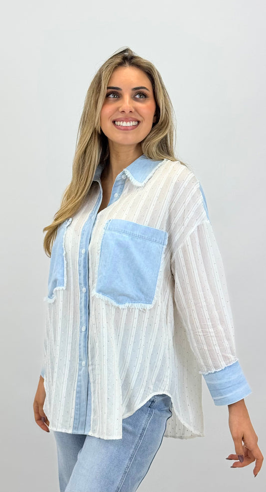 Camisa branca com brilhantes e detalhes em ganga