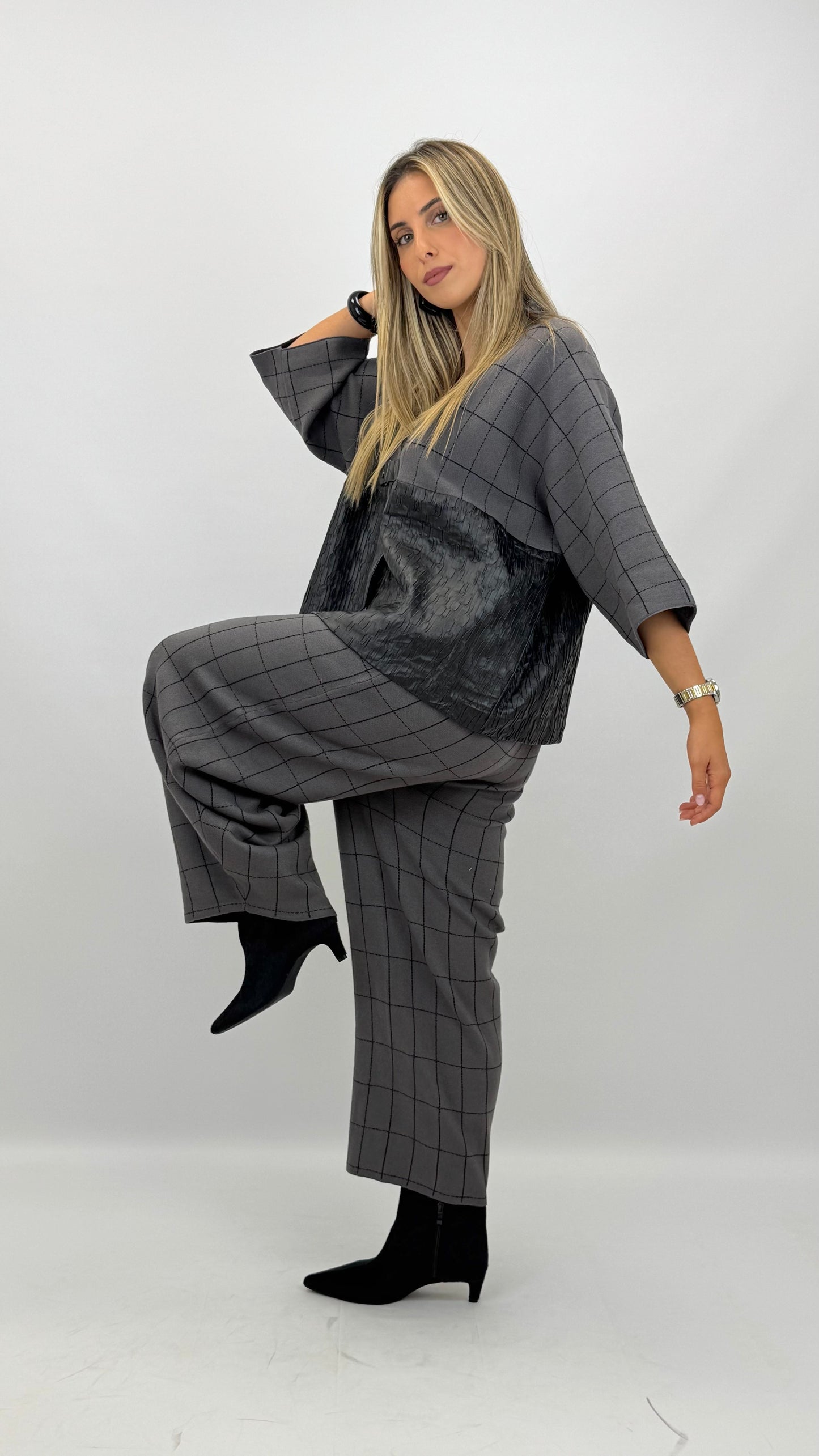 Conjunto malha cinza e preto com detalhes eco-pele