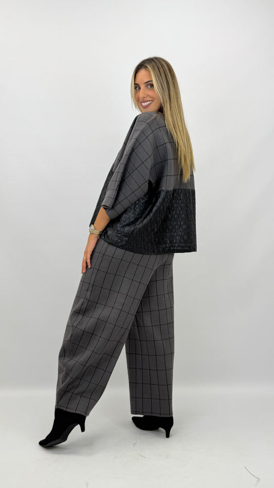 Conjunto malha cinza e preto com detalhes eco-pele
