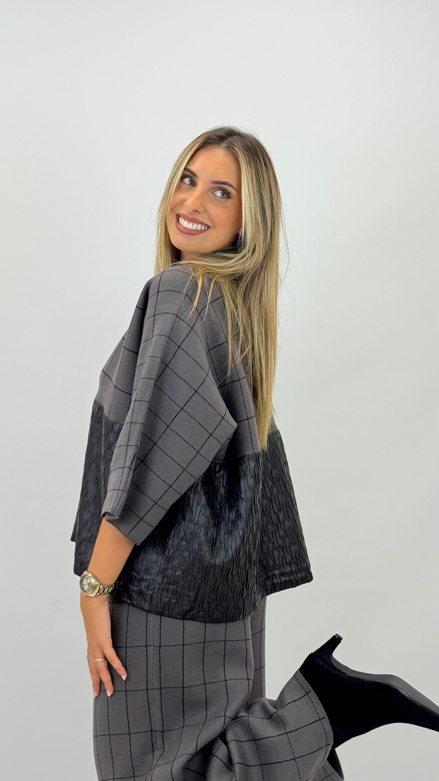 Conjunto malha cinza e preto com detalhes eco-pele