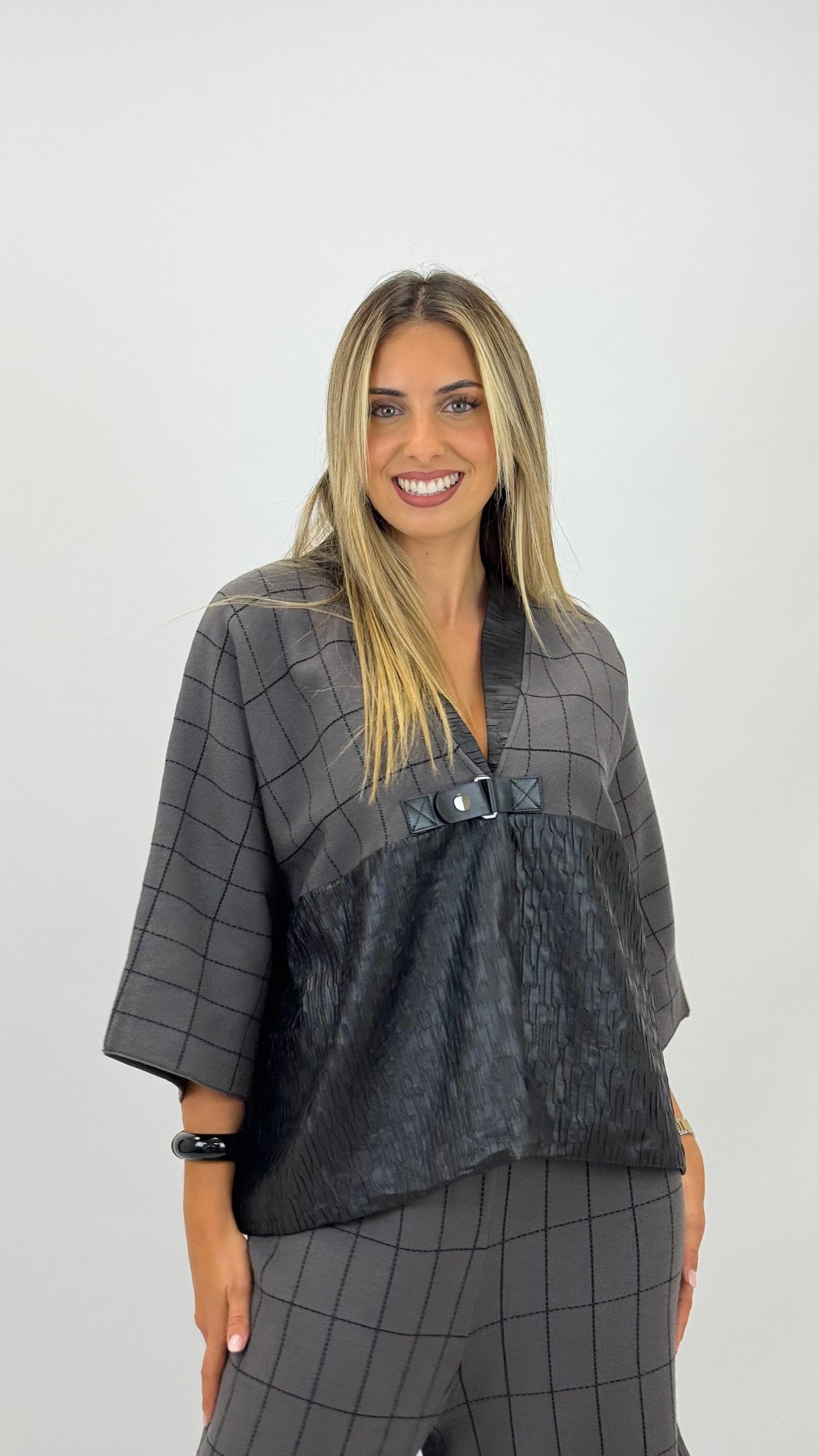 Conjunto malha cinza e preto com detalhes eco-pele