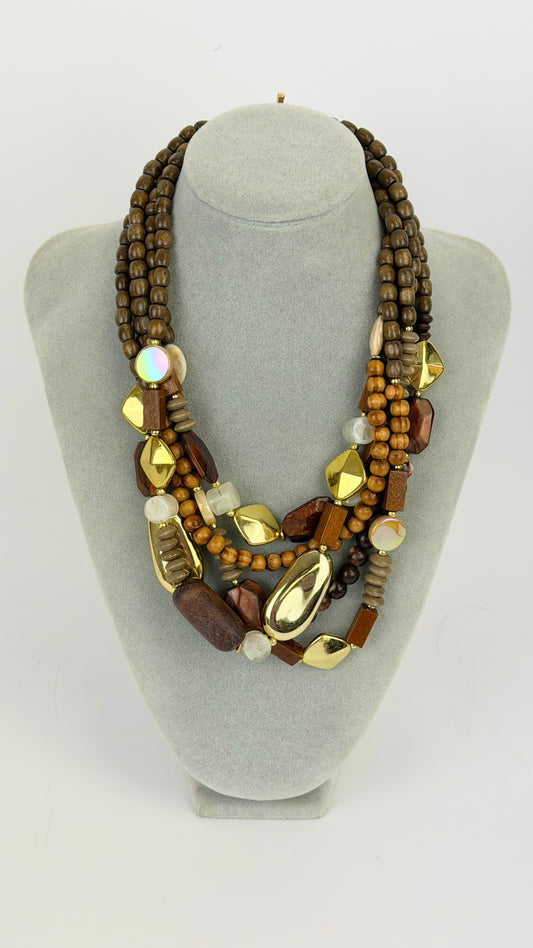 Colar missangas madeira e apliques dourados