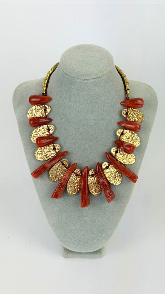 Colar acrílico telha e chapas douradas marteladas