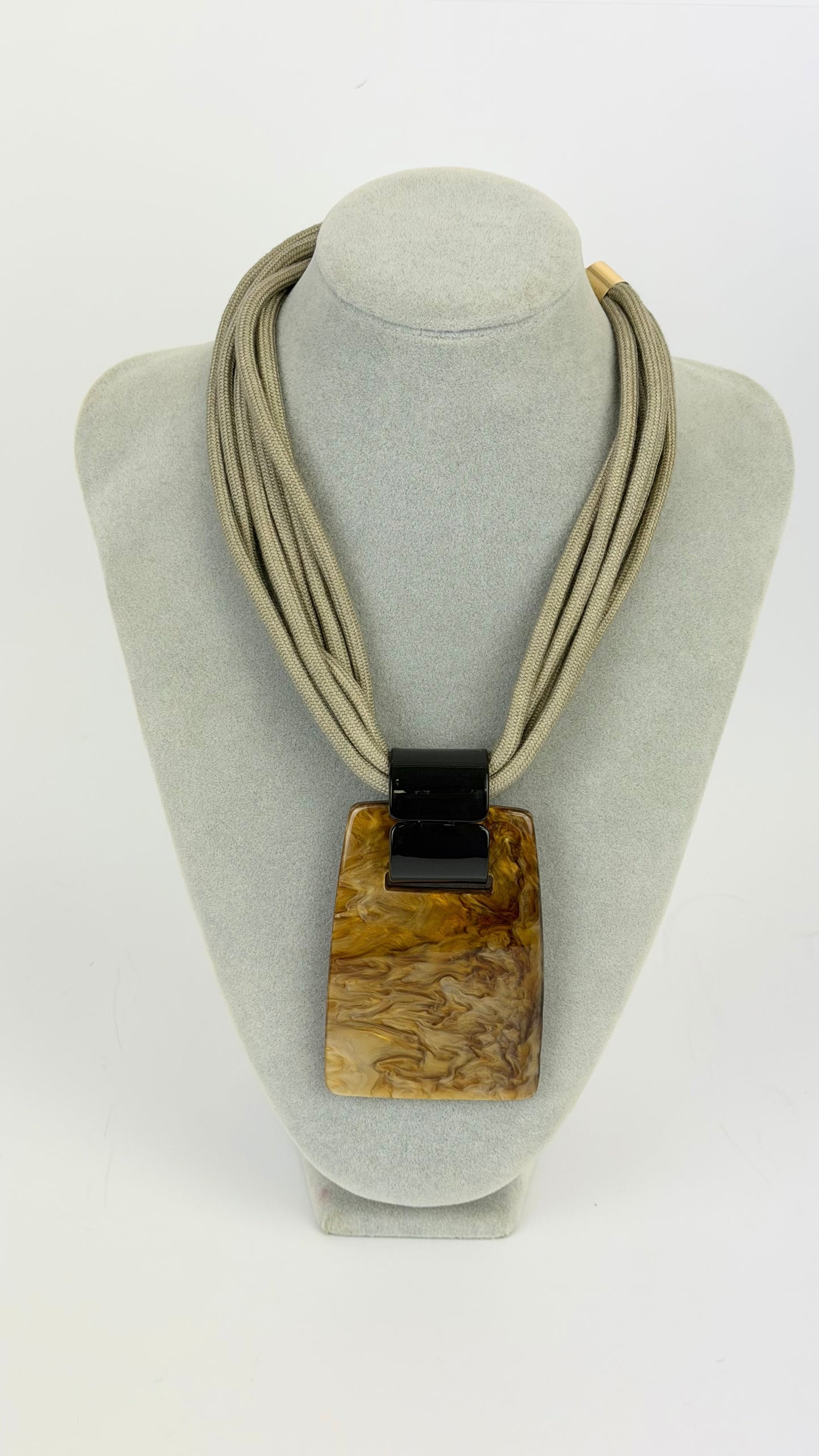 Colar fios taupe com acrílico preto e mel