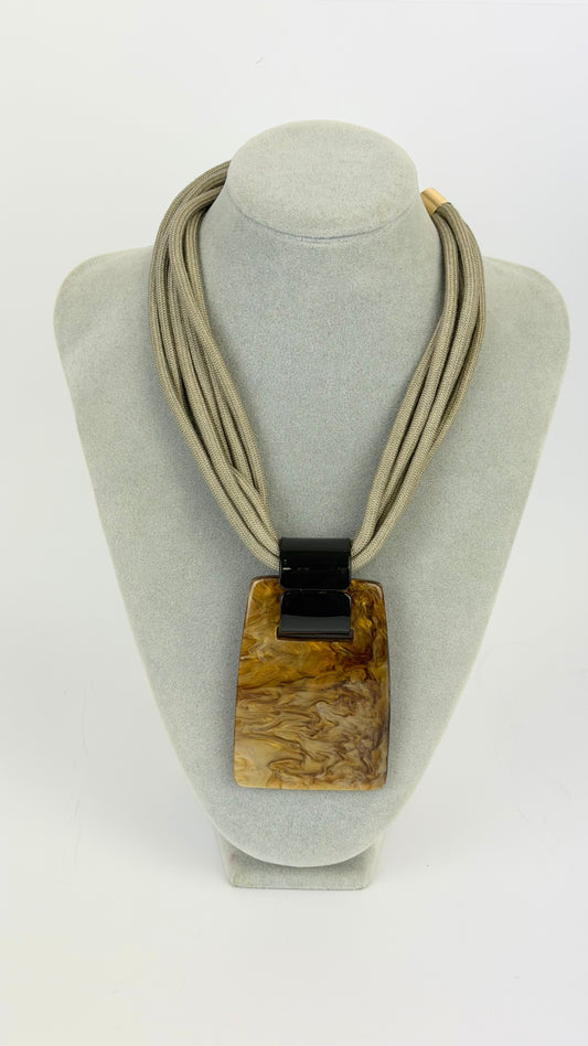 Colar fios taupe com acrílico preto e mel