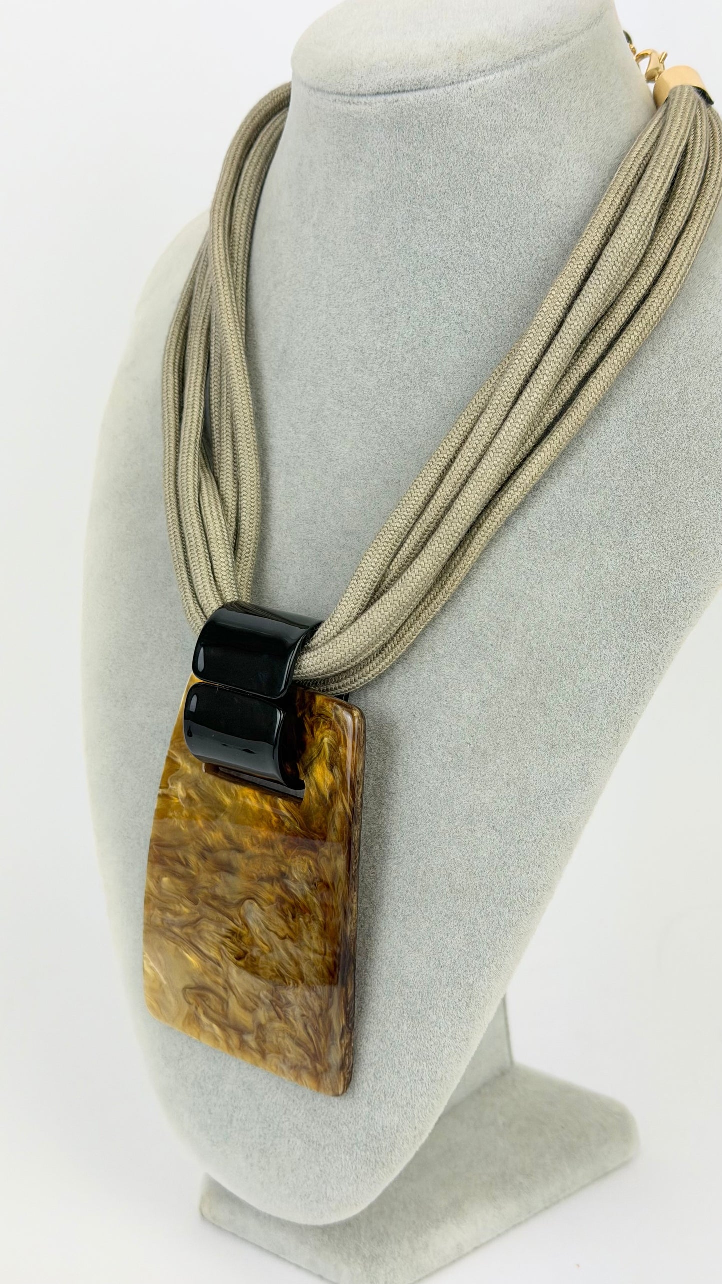 Colar fios taupe com acrílico preto e mel